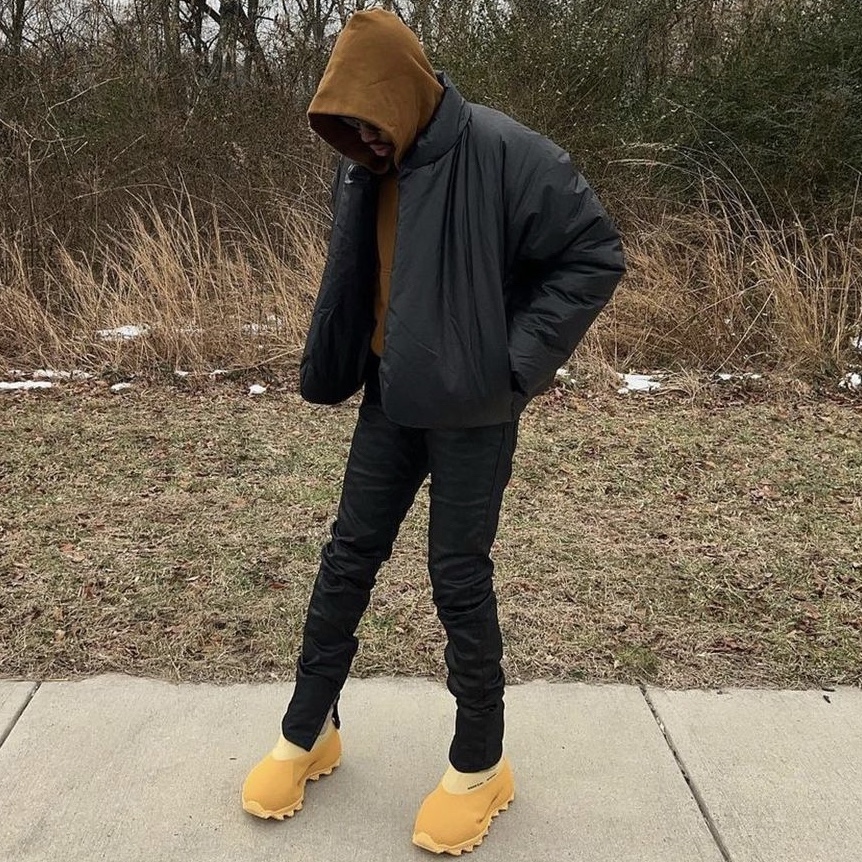 Yeezy Gap Round Jacket Black 착용 스타일 - 2