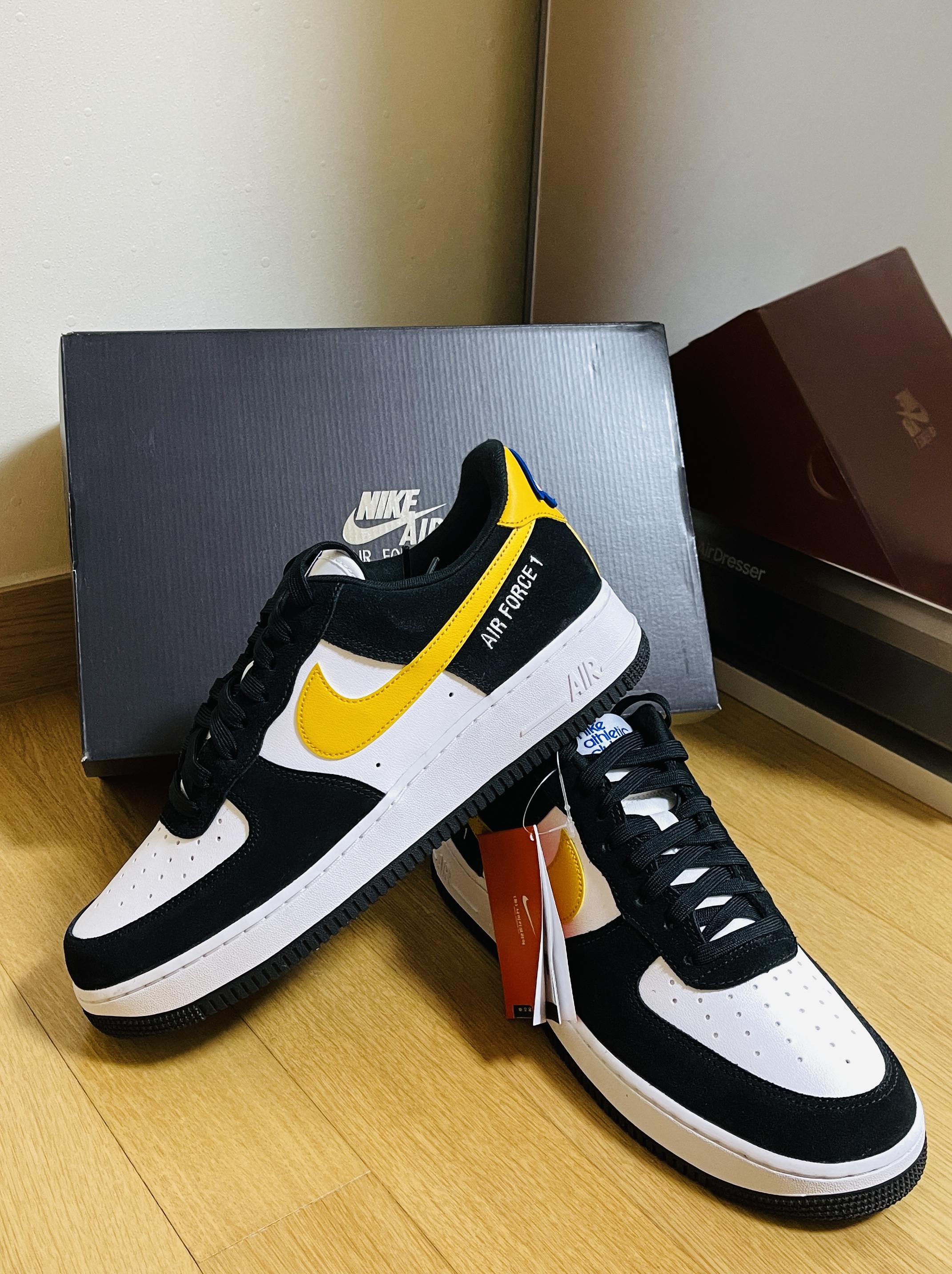 Nike Air Force 1 '07 LV8 Athletic Club Black Dark Sulfur 착용 스타일