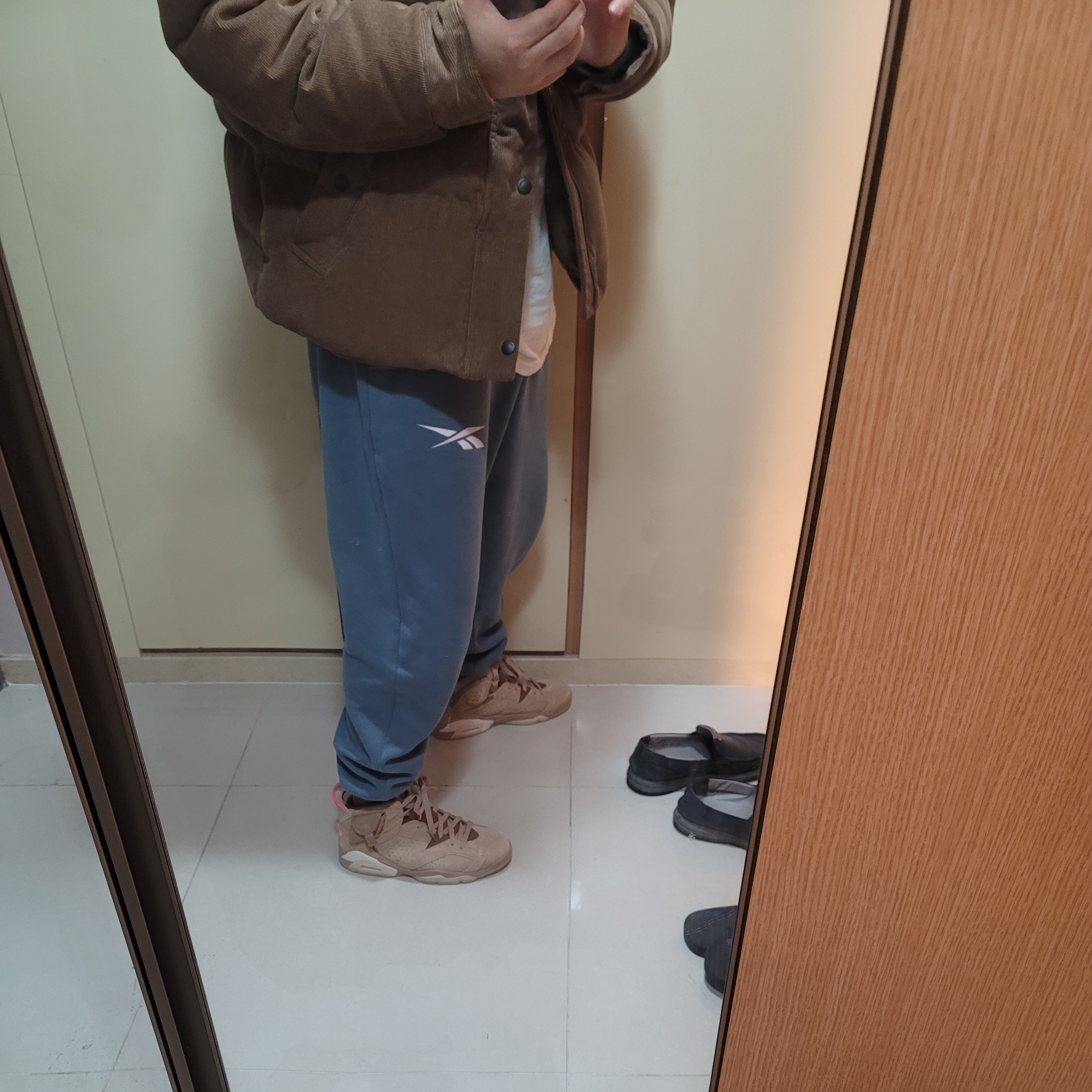 Jordan 6 x Travis Scott Retro SP British Khaki 착용 스타일