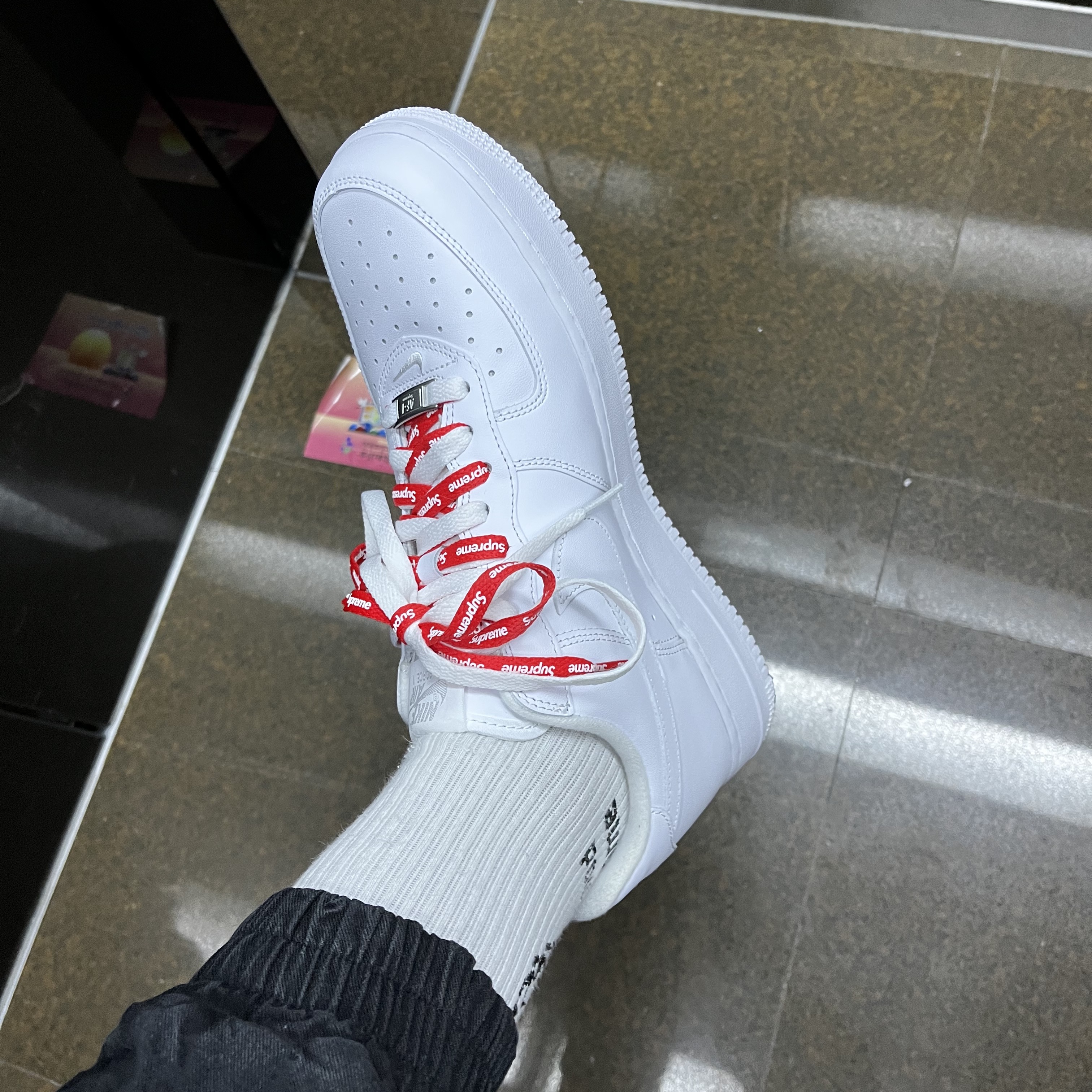 Nike x Supreme Air Force 1 Low White 착용 스타일