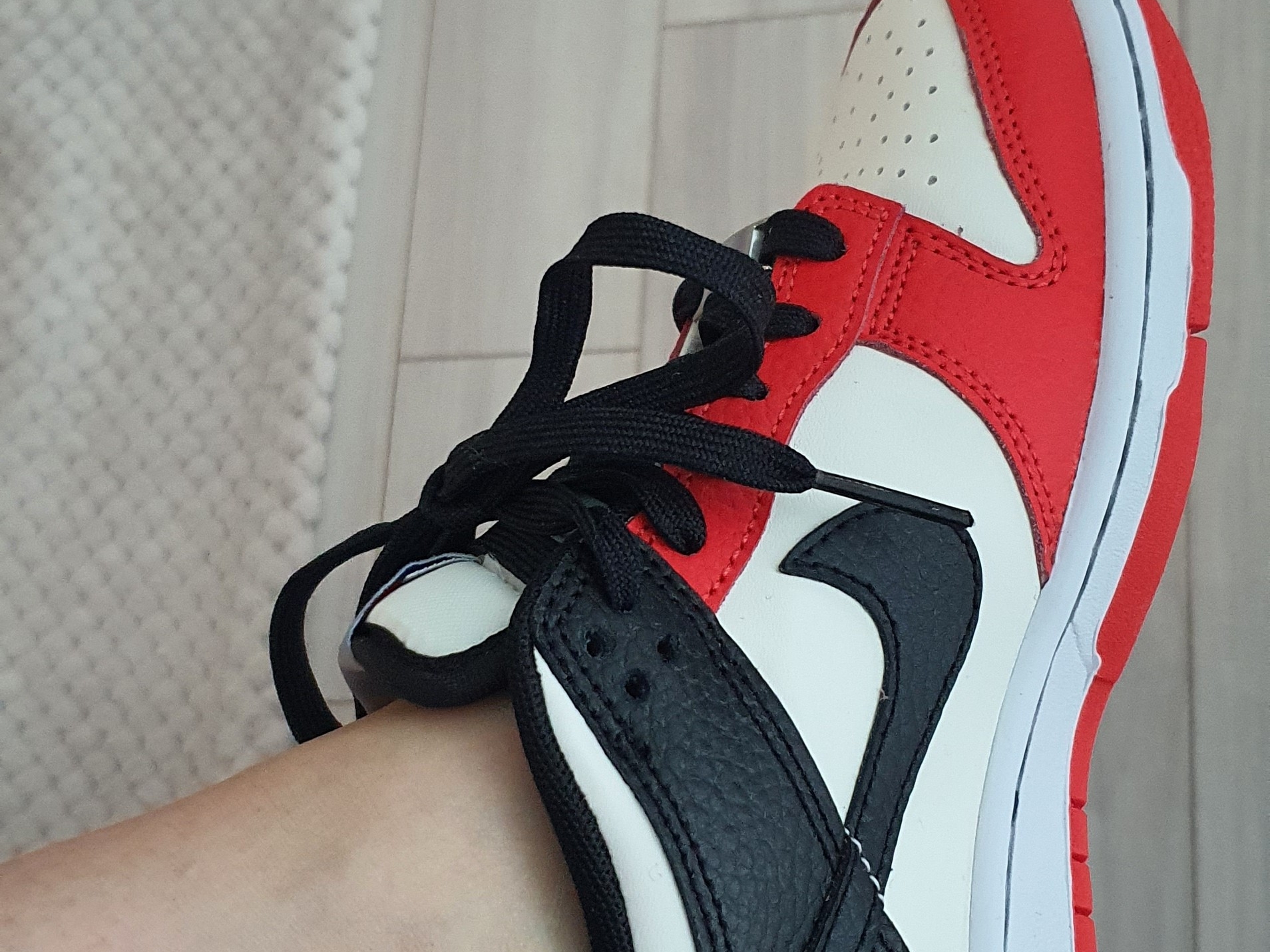 (GS) Nike x NBA Dunk Low Black and Chile Red 착용 스타일 - 2