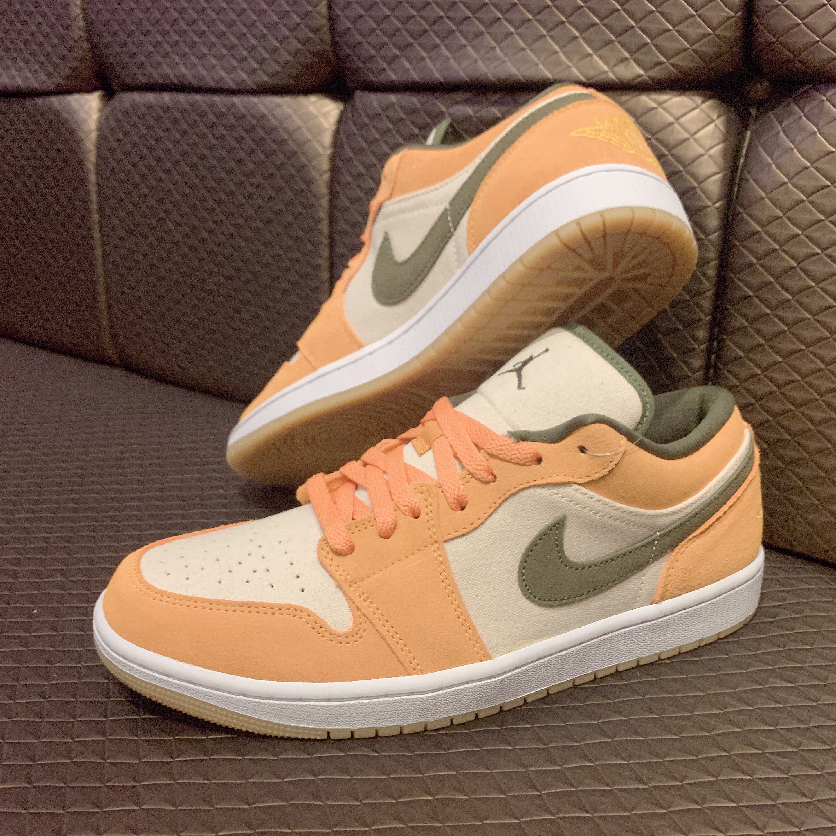 Jordan 1 Low SE Light Curry 착용 스타일 - 4