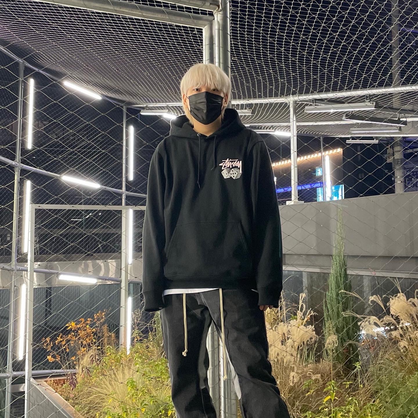 Stussy Roll The Dice Hoodie Black 착용 스타일