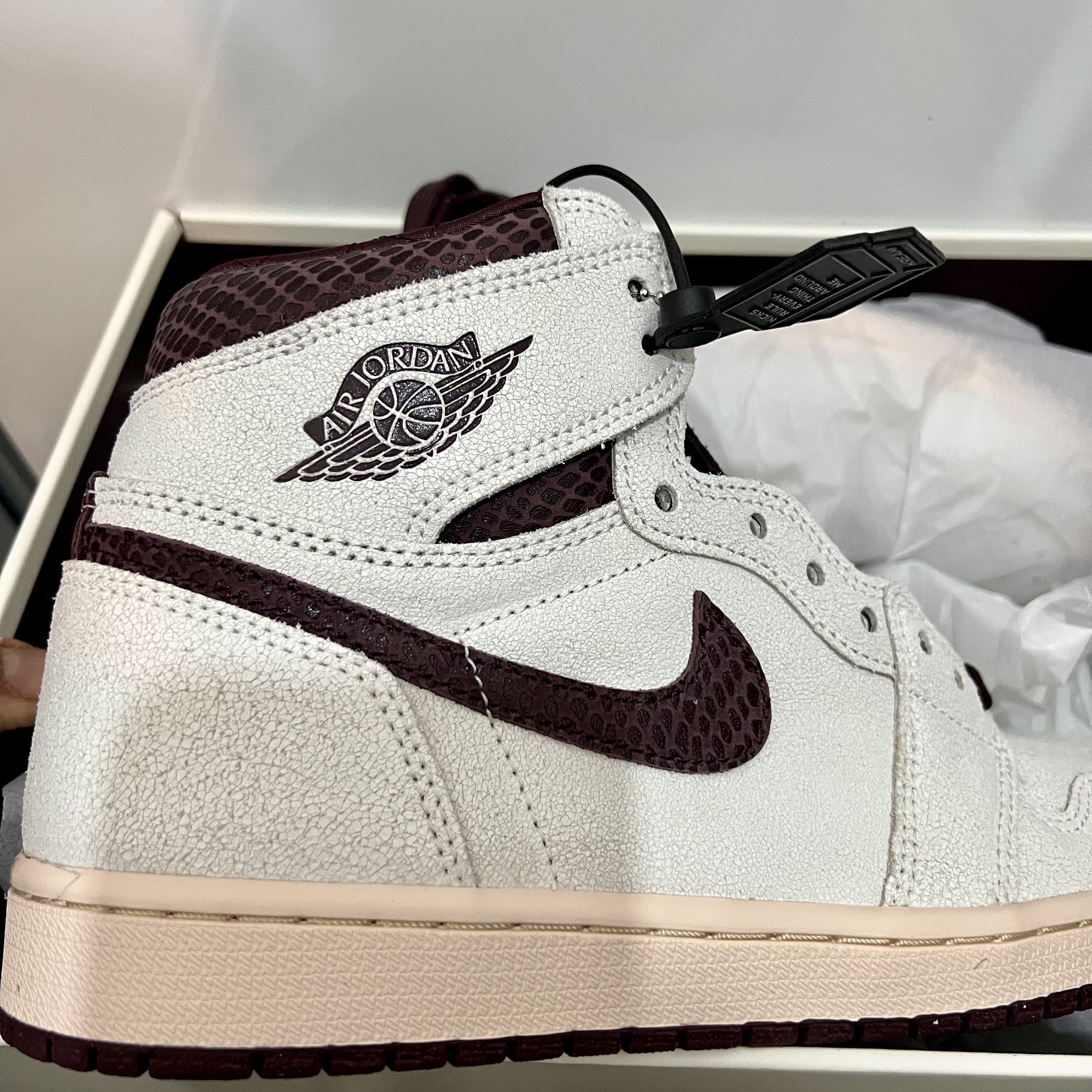 Jordan 1 x A Ma Maniere Retro High OG SP Sail and Burgundy 착용 스타일