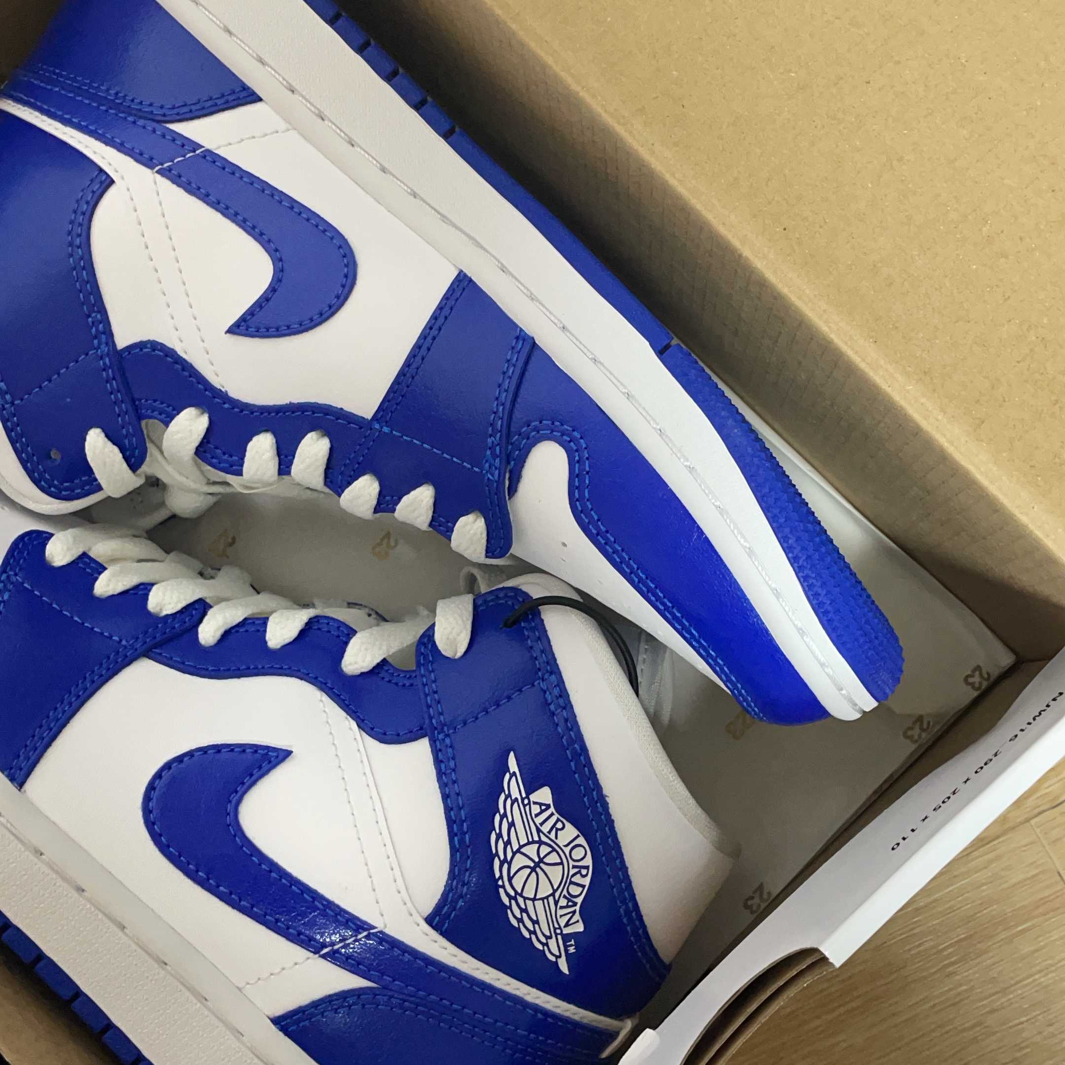 (W) Jordan 1 Mid White Hyper Royal 착용 스타일
