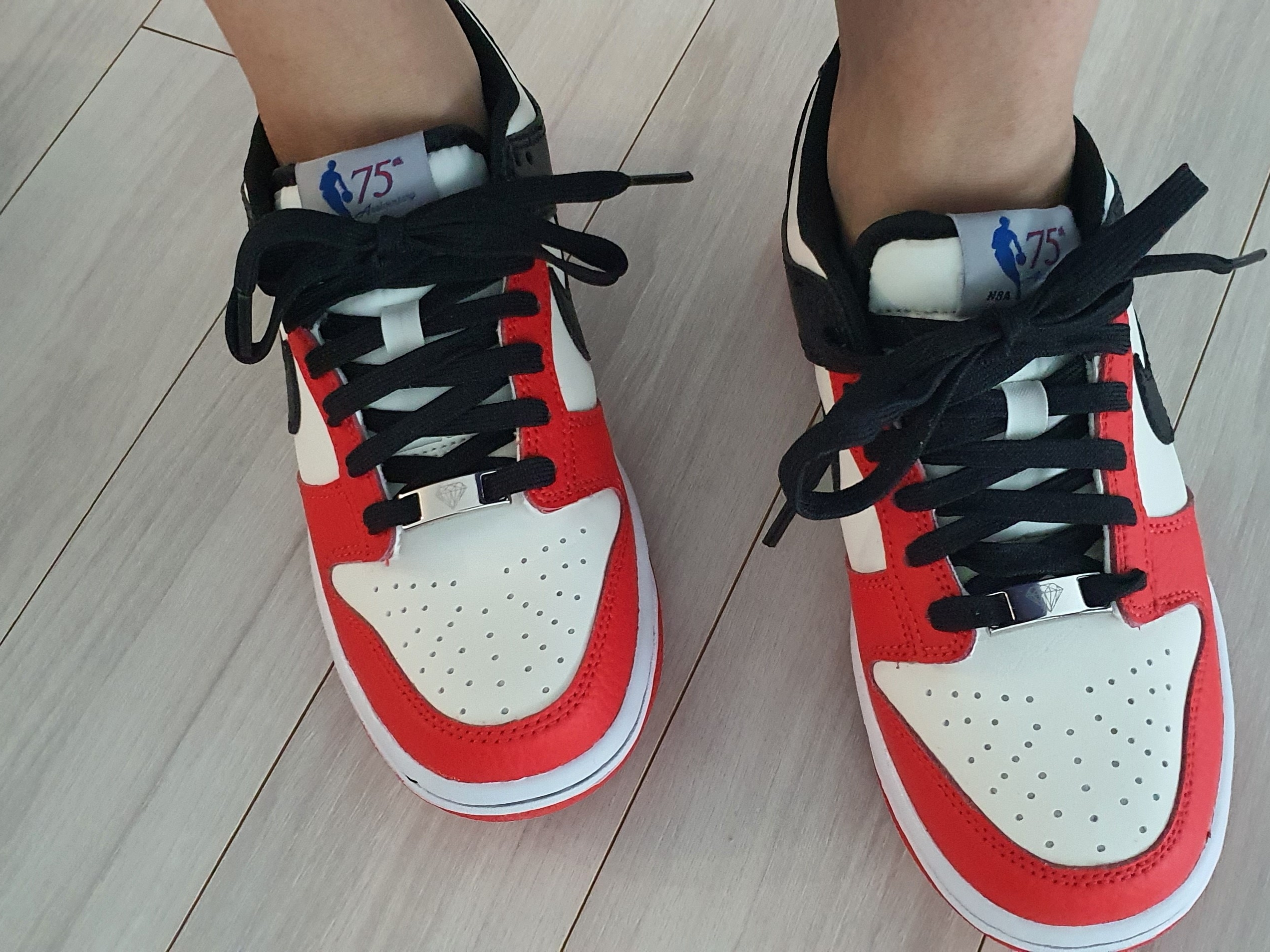 (GS) Nike x NBA Dunk Low Black and Chile Red 착용 스타일 - 3
