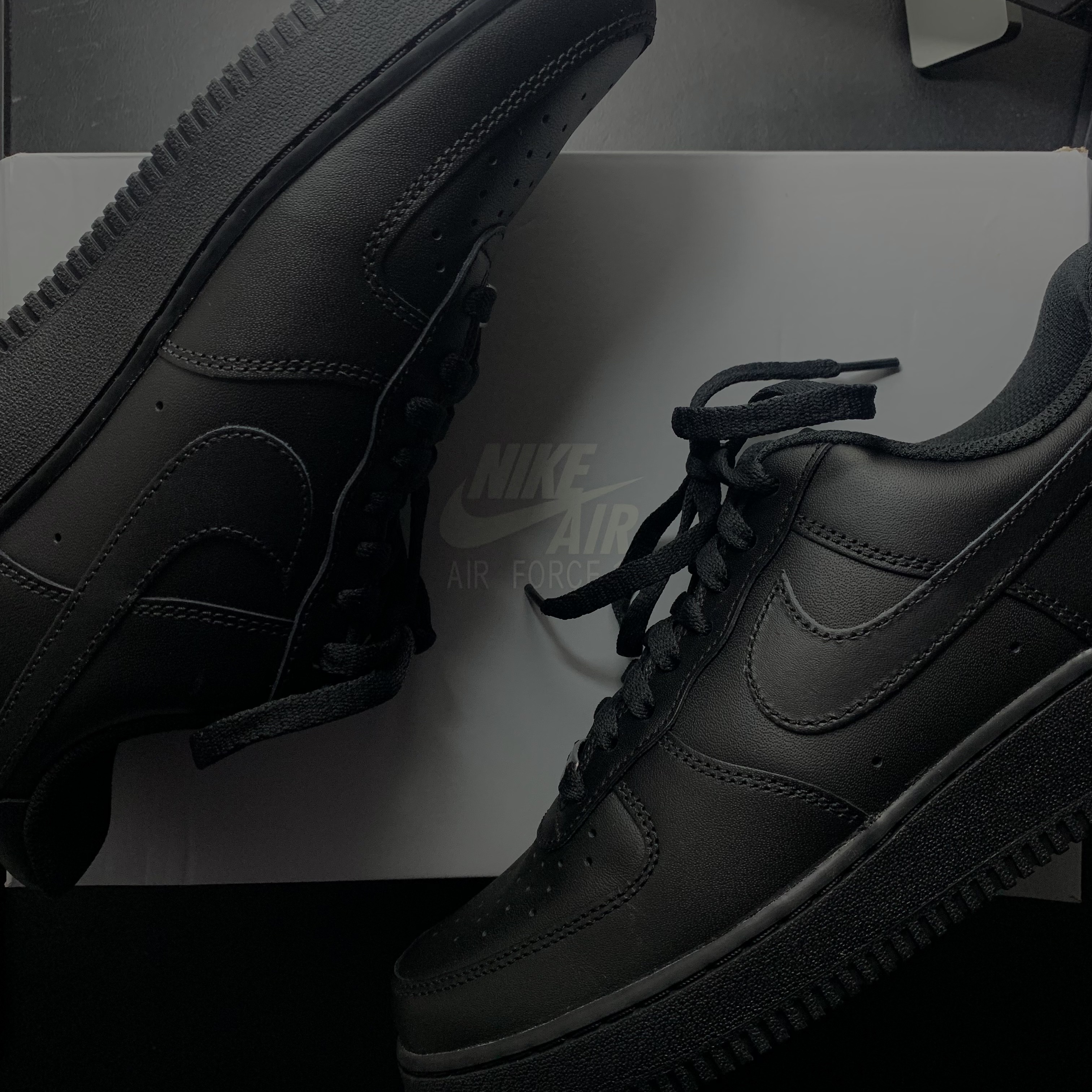 Nike Air Force 1 '07 Low Triple Black 착용 스타일