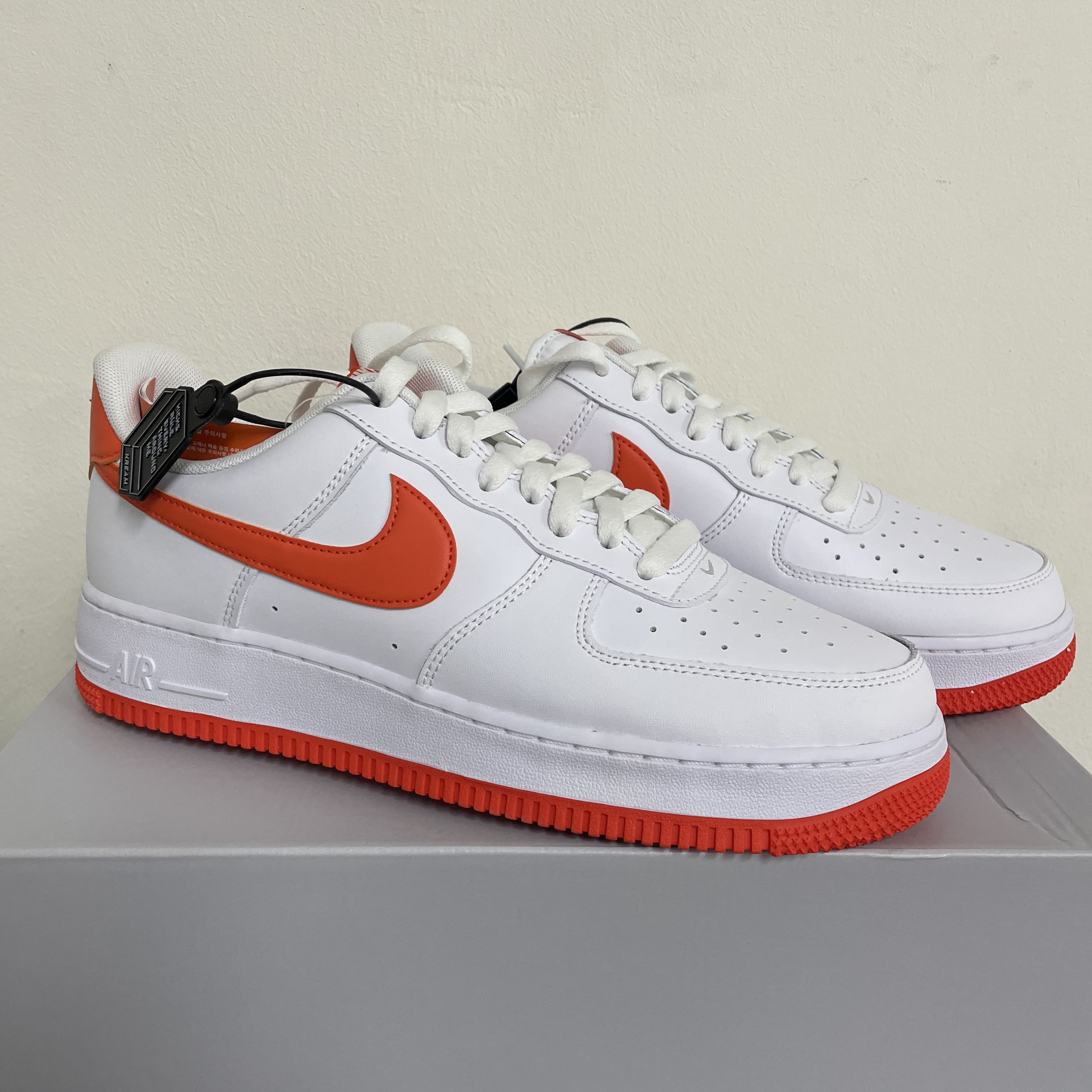 Nike Air Force 1 '07 Low White Team Orange 착용 스타일 - 2