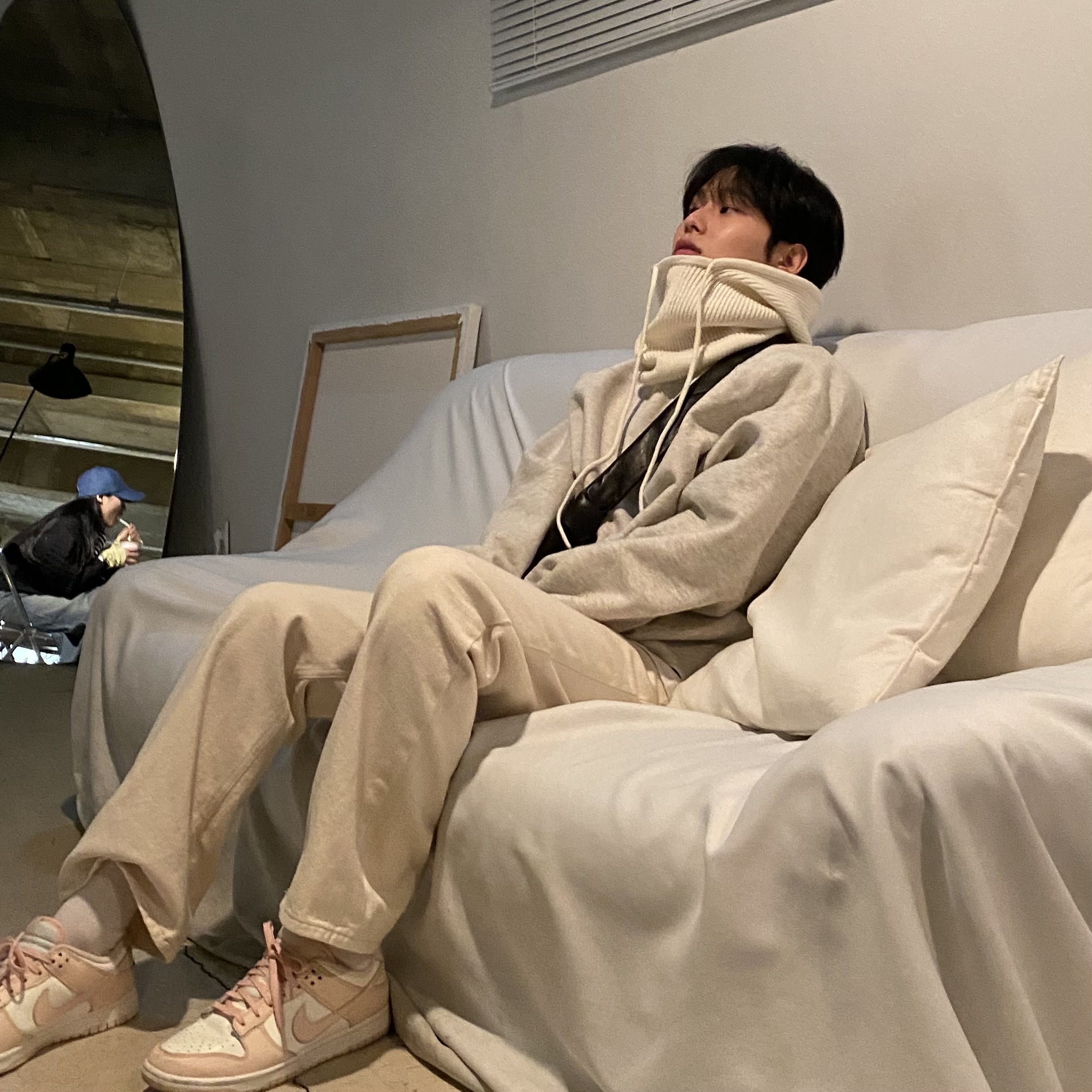 (W) Nike Dunk Low Orange Pearl, Essentials The Core Collection Pullover Crewneck Oatmeal 착용 스타일 - 2