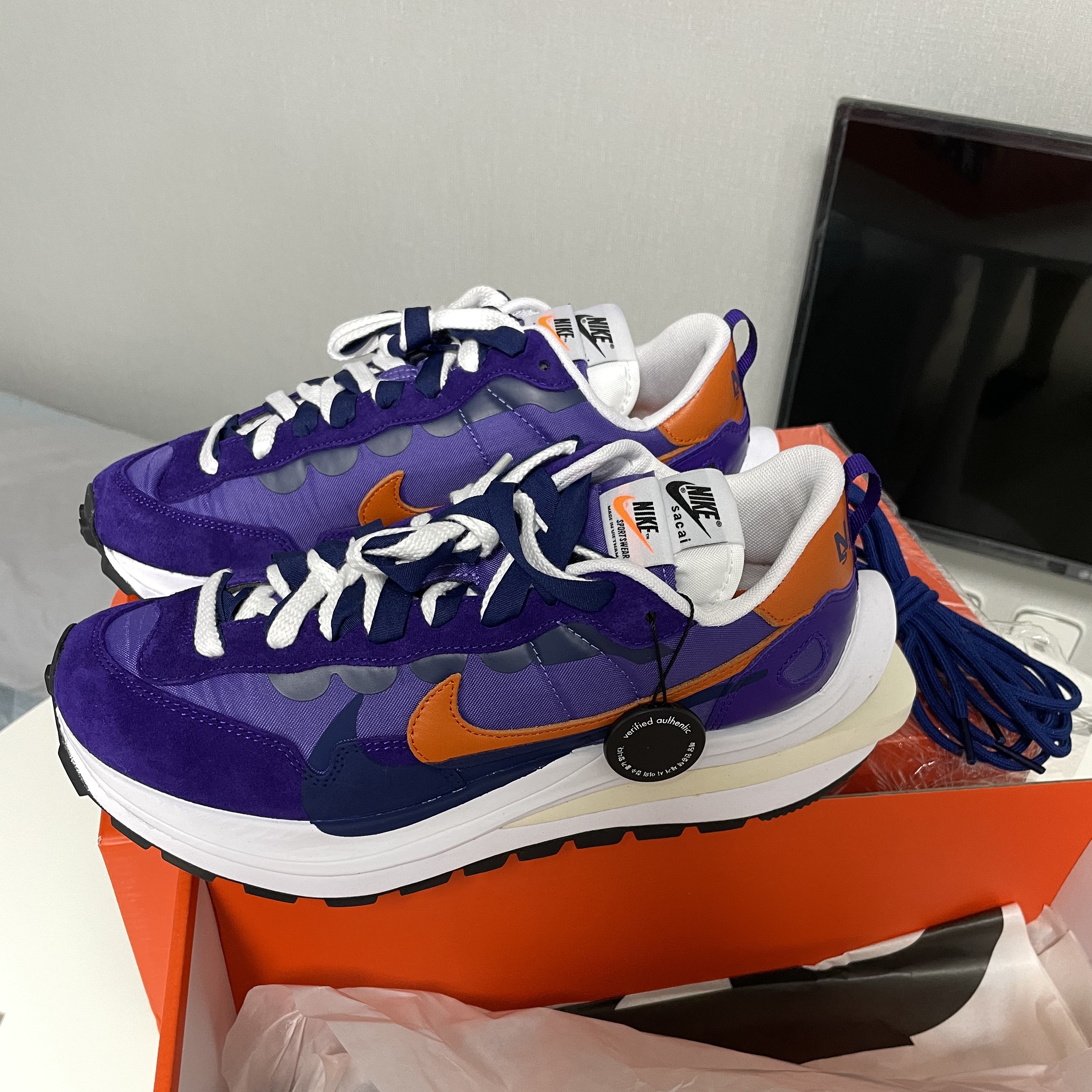 Nike x Sacai VaporWaffle Dark Iris 착용 스타일