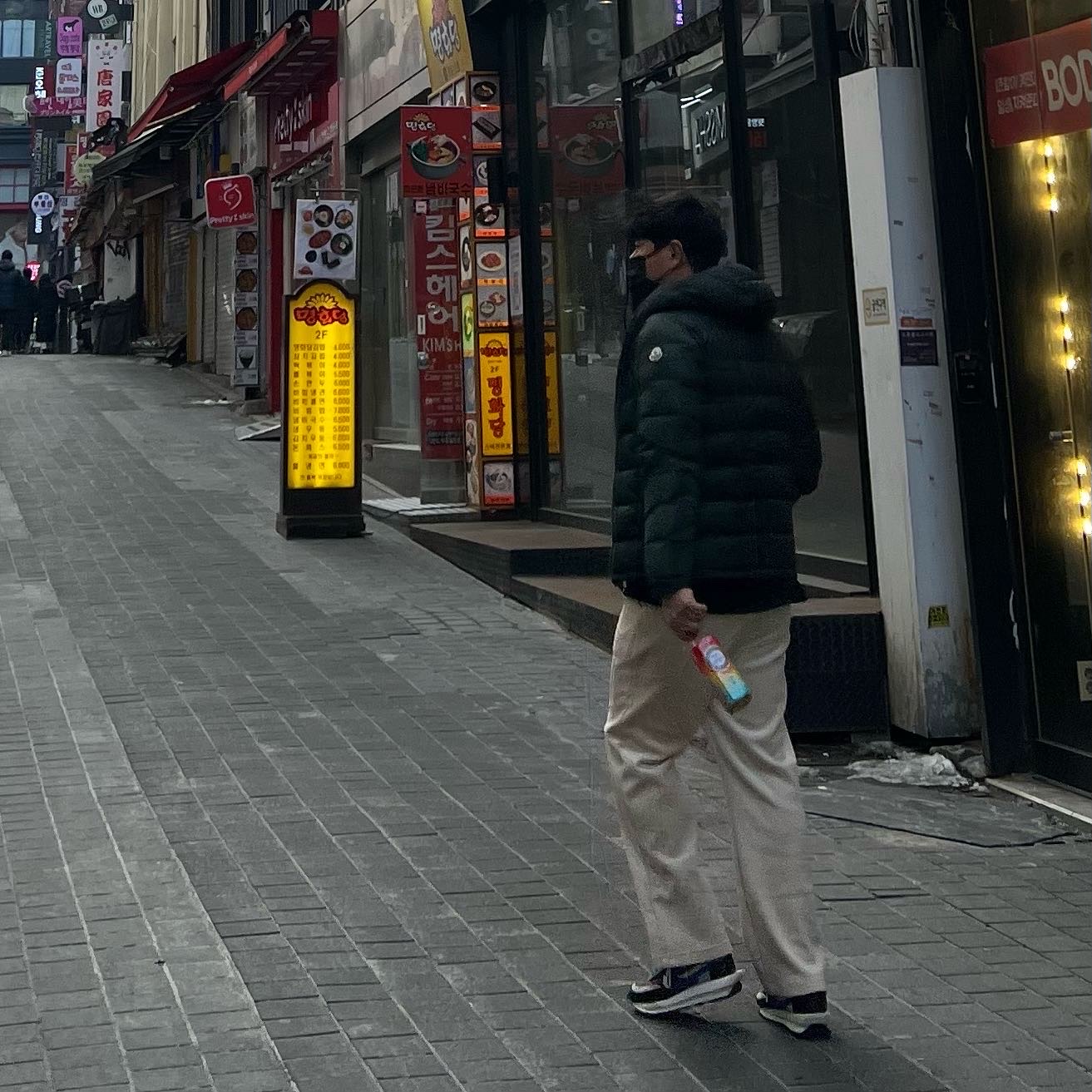 Nike x Sacai x Undercover LDWaffle Night Maroon Team Royal 착용 스타일
