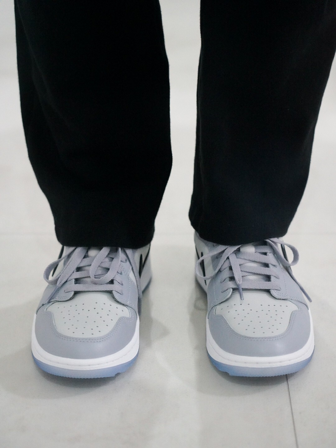 Jordan 1 Low Golf Wolf Grey 착용 스타일 - 2