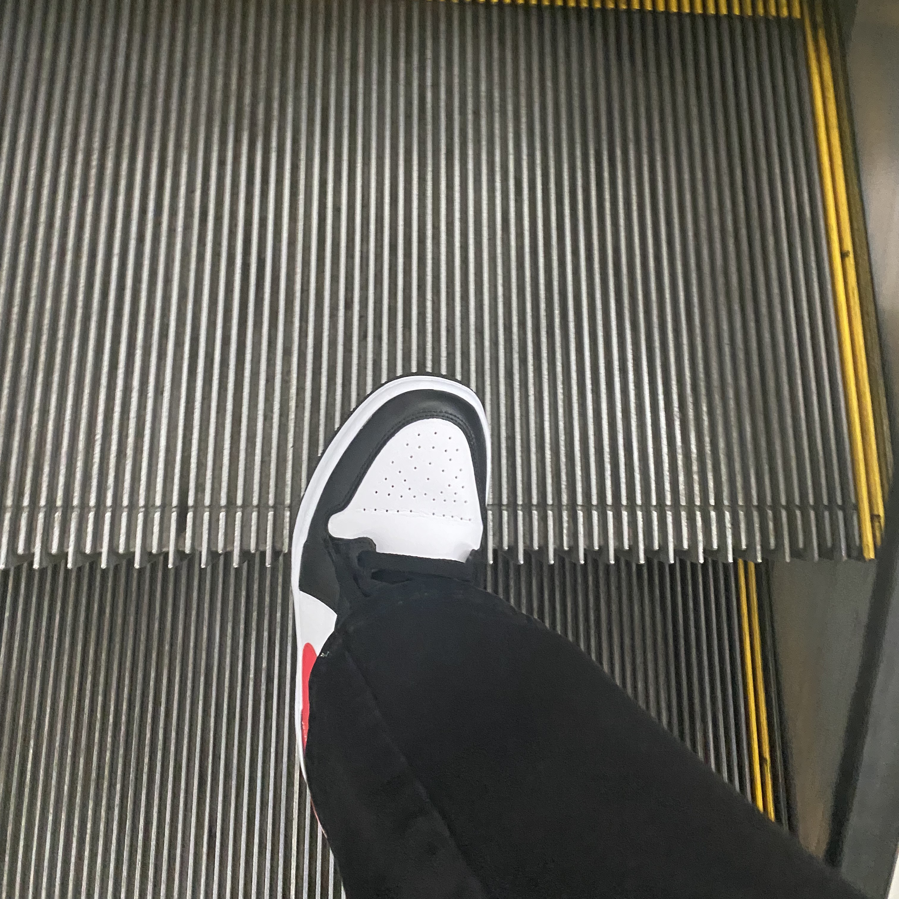 (W) Jordan 1 Low Black Siren Red 착용 스타일