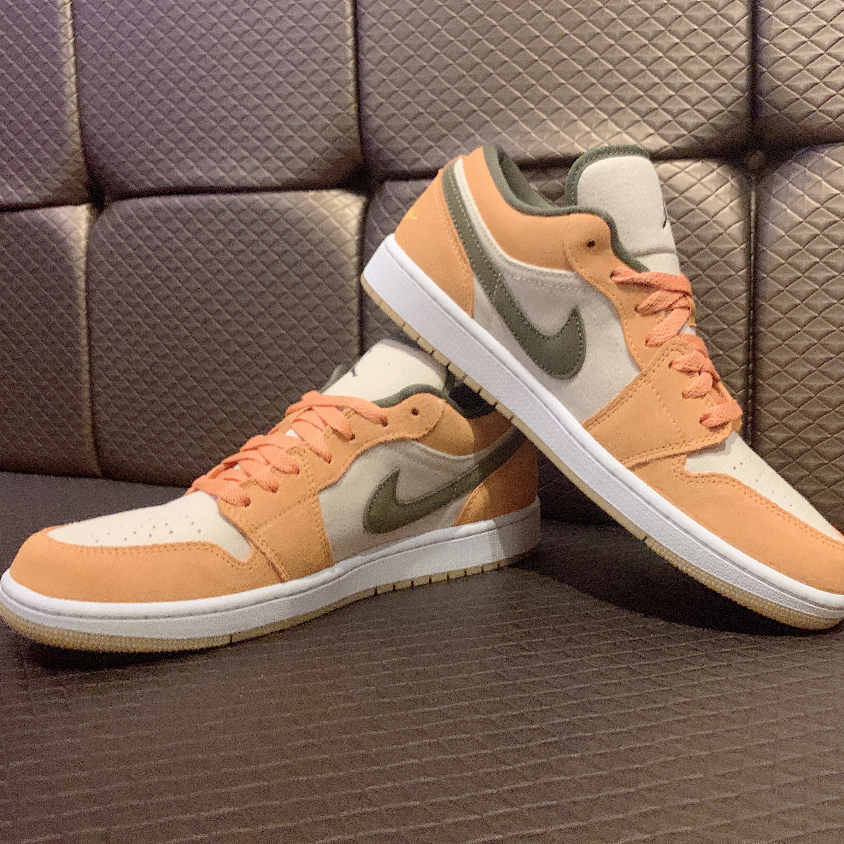 Jordan 1 Low SE Light Curry 착용 스타일 - 5