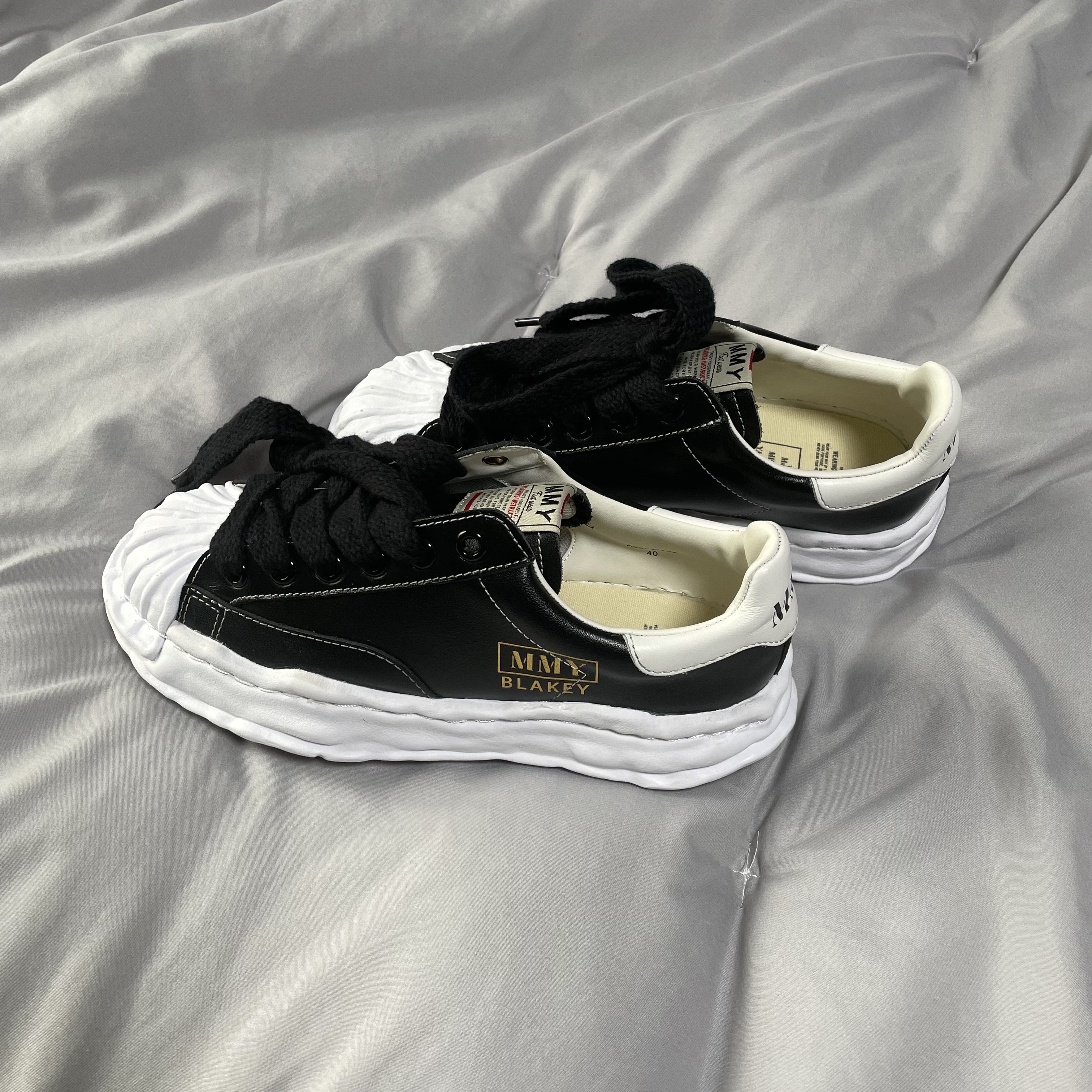 Maison Mihara Yasuhiro Blakey OG Sole Leather Low-top Sneakers Black 착용 스타일