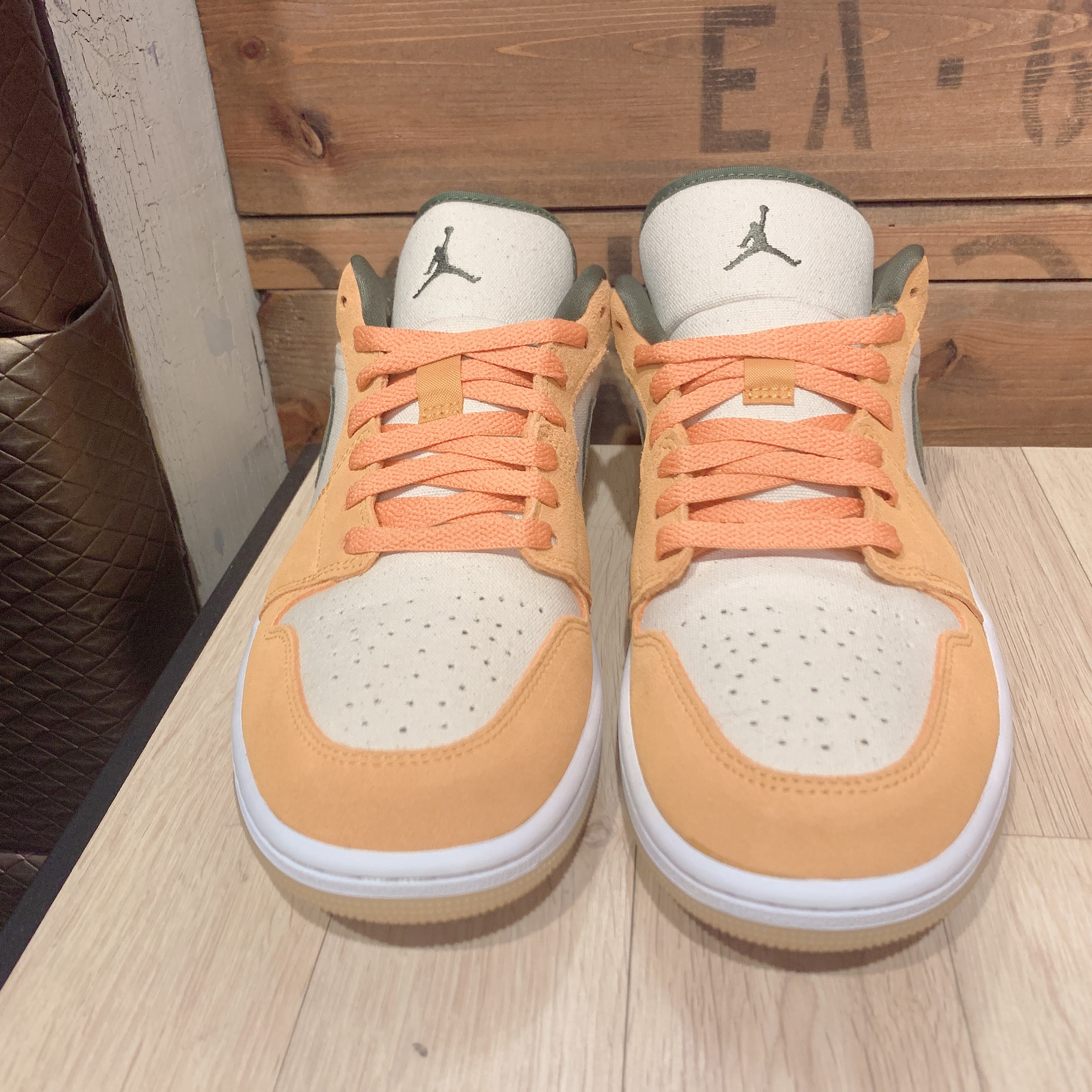 Jordan 1 Low SE Light Curry 착용 스타일 - 2