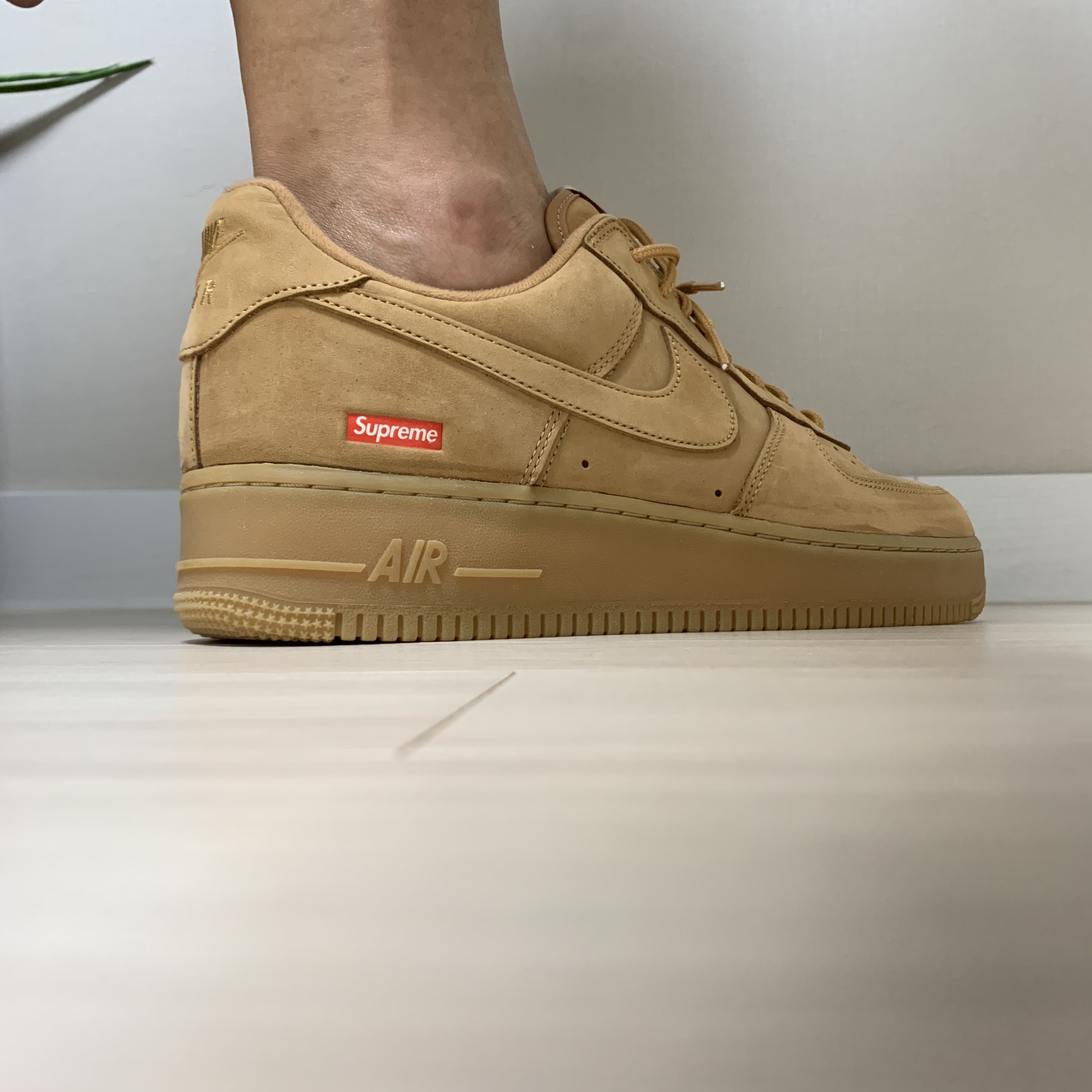 Nike x Supreme Air Force 1 Low Flax 착용 스타일 - 1