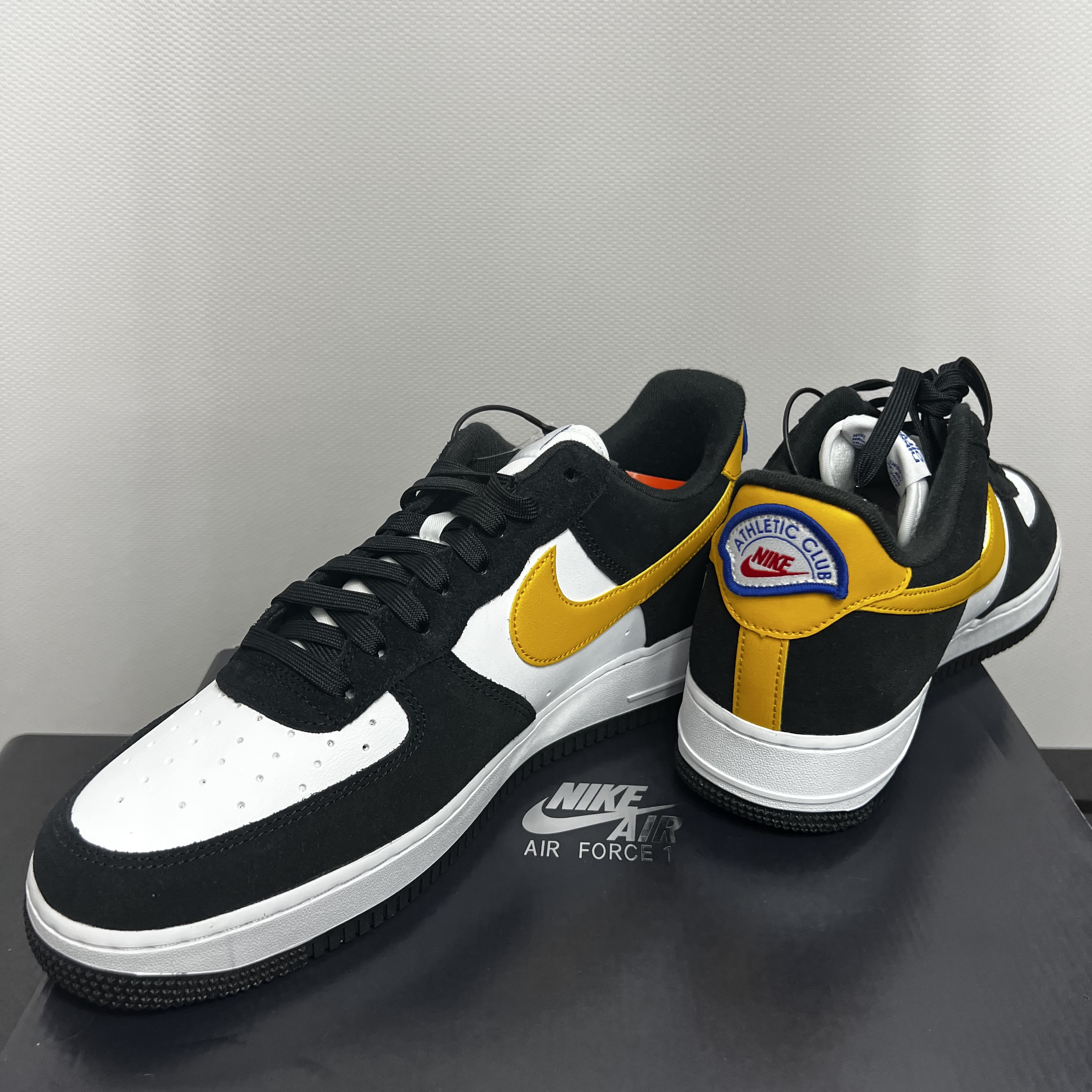 Nike Air Force 1 '07 LV8 Athletic Club Black Dark Sulfur 착용 스타일 - 2