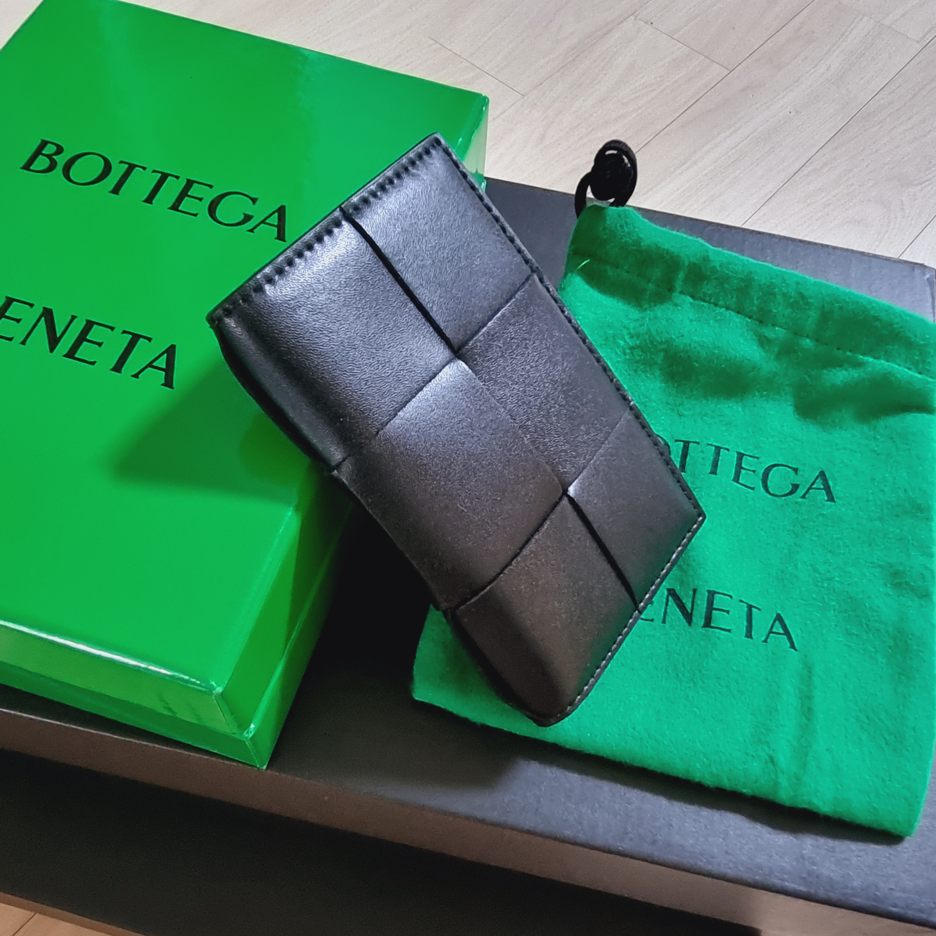 Bottega Veneta Flap Card Case Black 착용 스타일