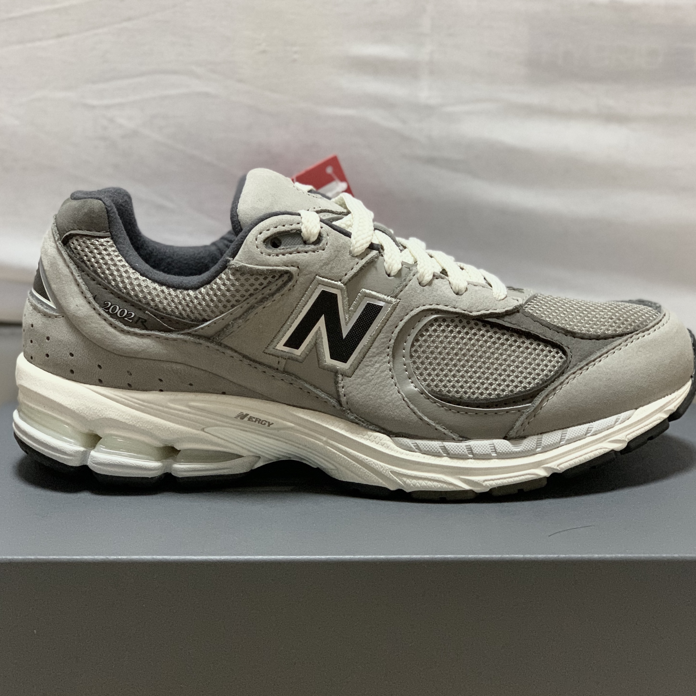 New Balance 2002 Warm Alpaca 착용 스타일
