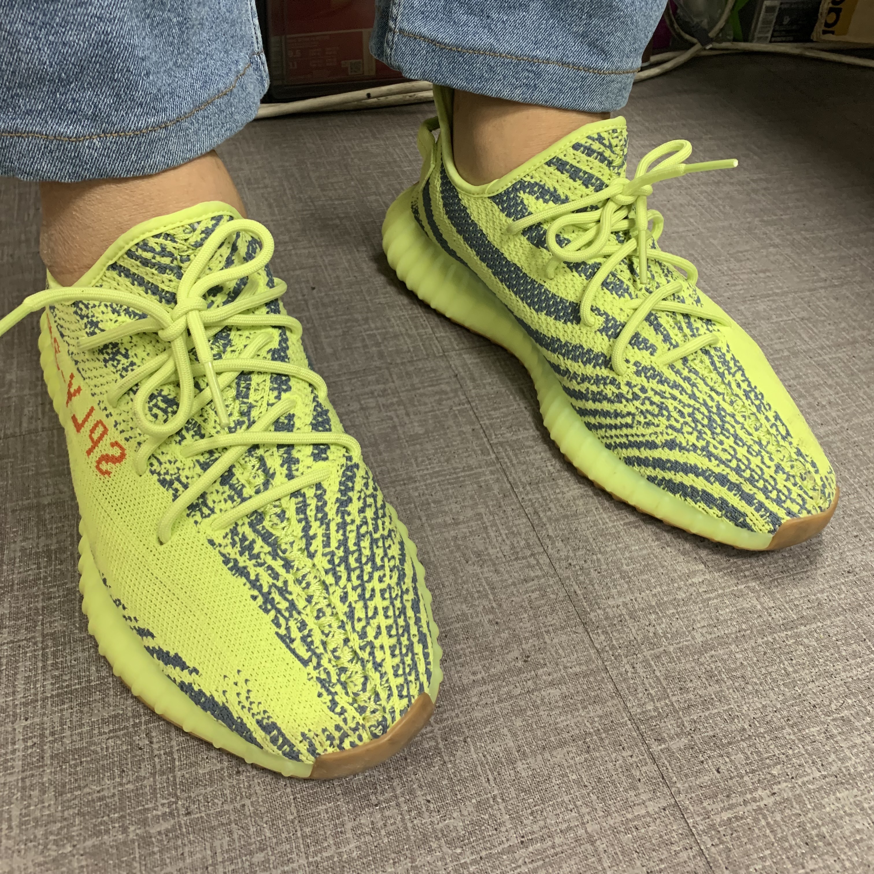 Adidas Yeezy Boost 350 V2 Semi Frozen Yellow 착용 스타일