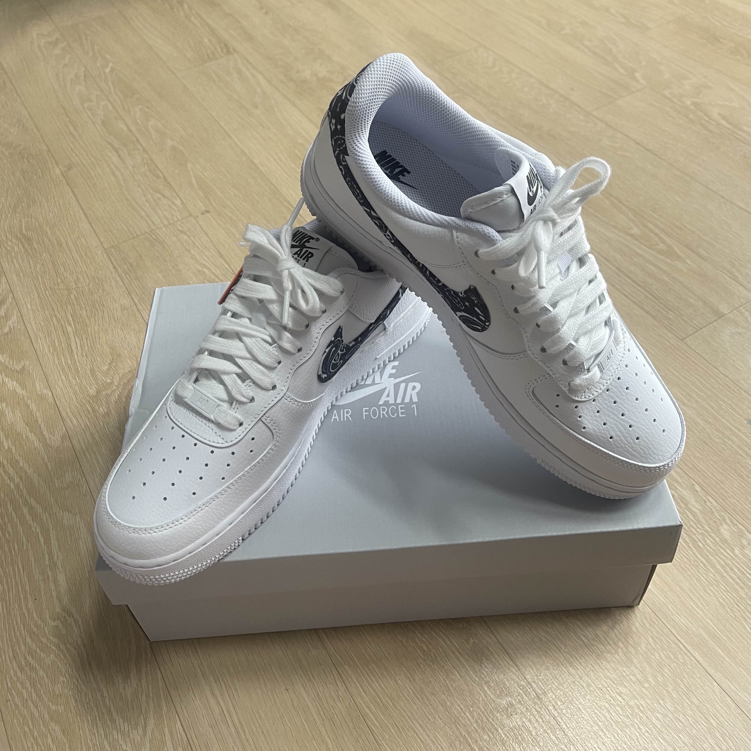 (W) Nike Air Force 1 '07 Essential Paisley Swoosh White Black 착용 스타일