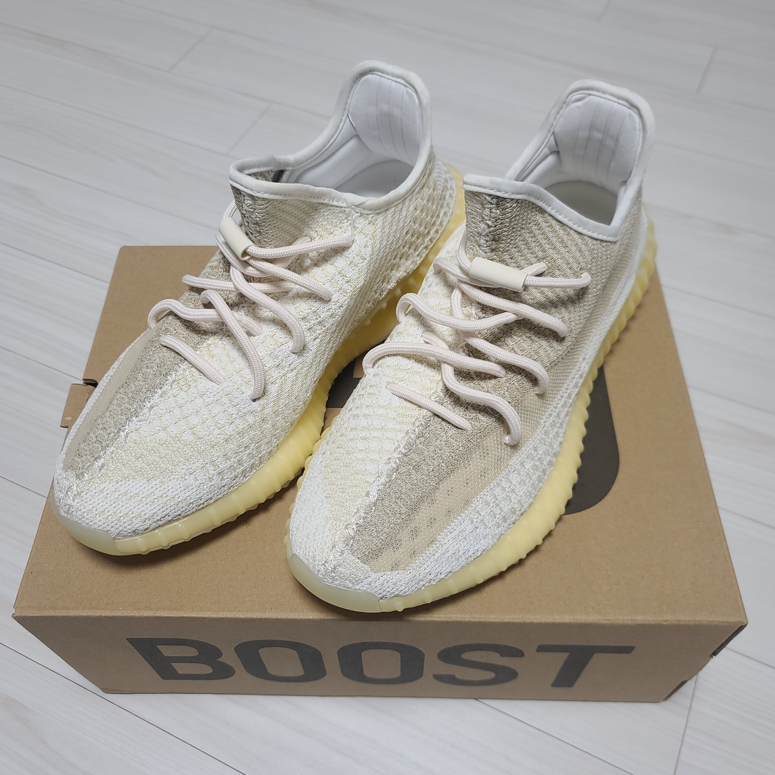 Adidas Yeezy Boost 350 V2 Natural 착용 스타일