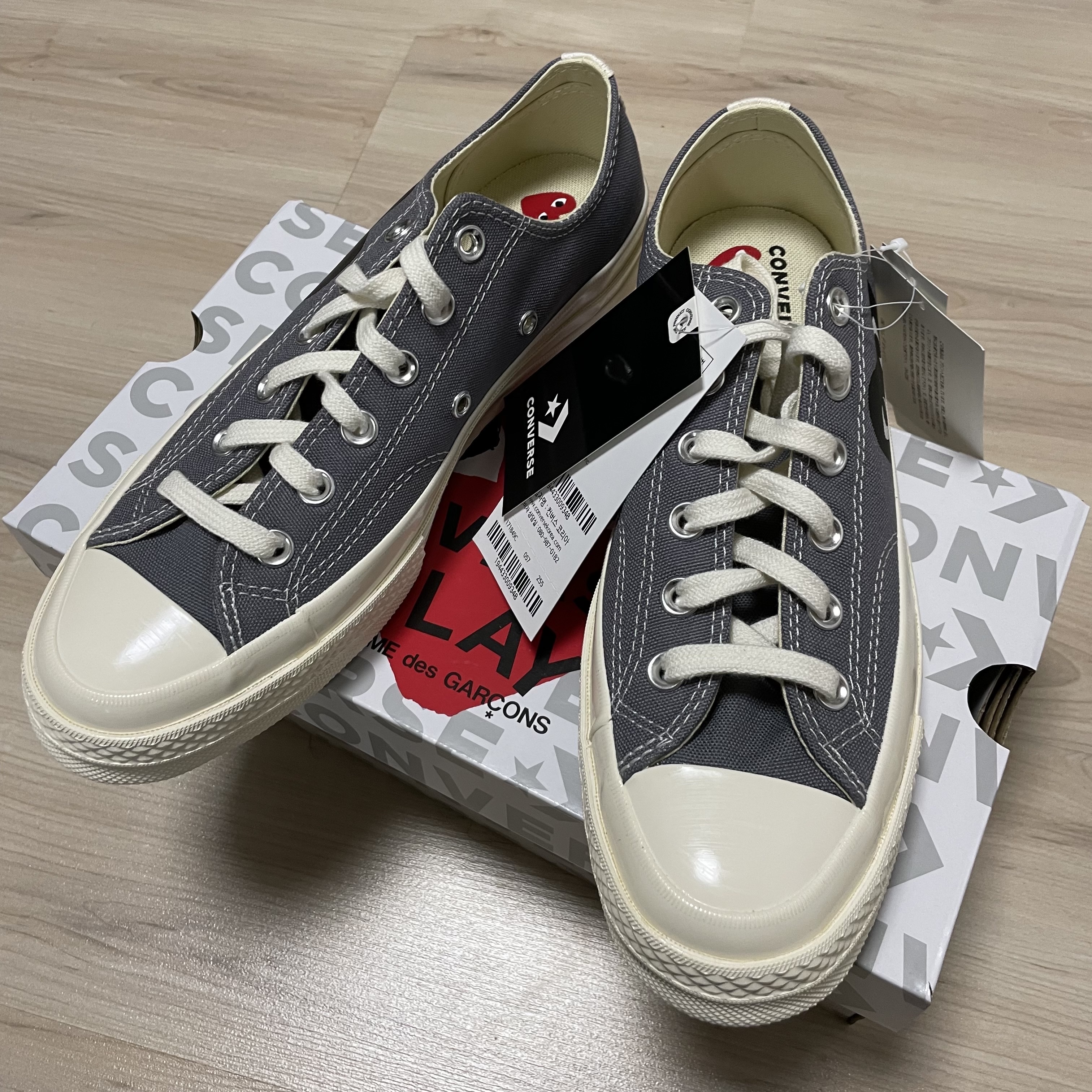 Converse x Play Comme des Garcons Chuck 70 Ox Steel Gray 착용 스타일 - 1