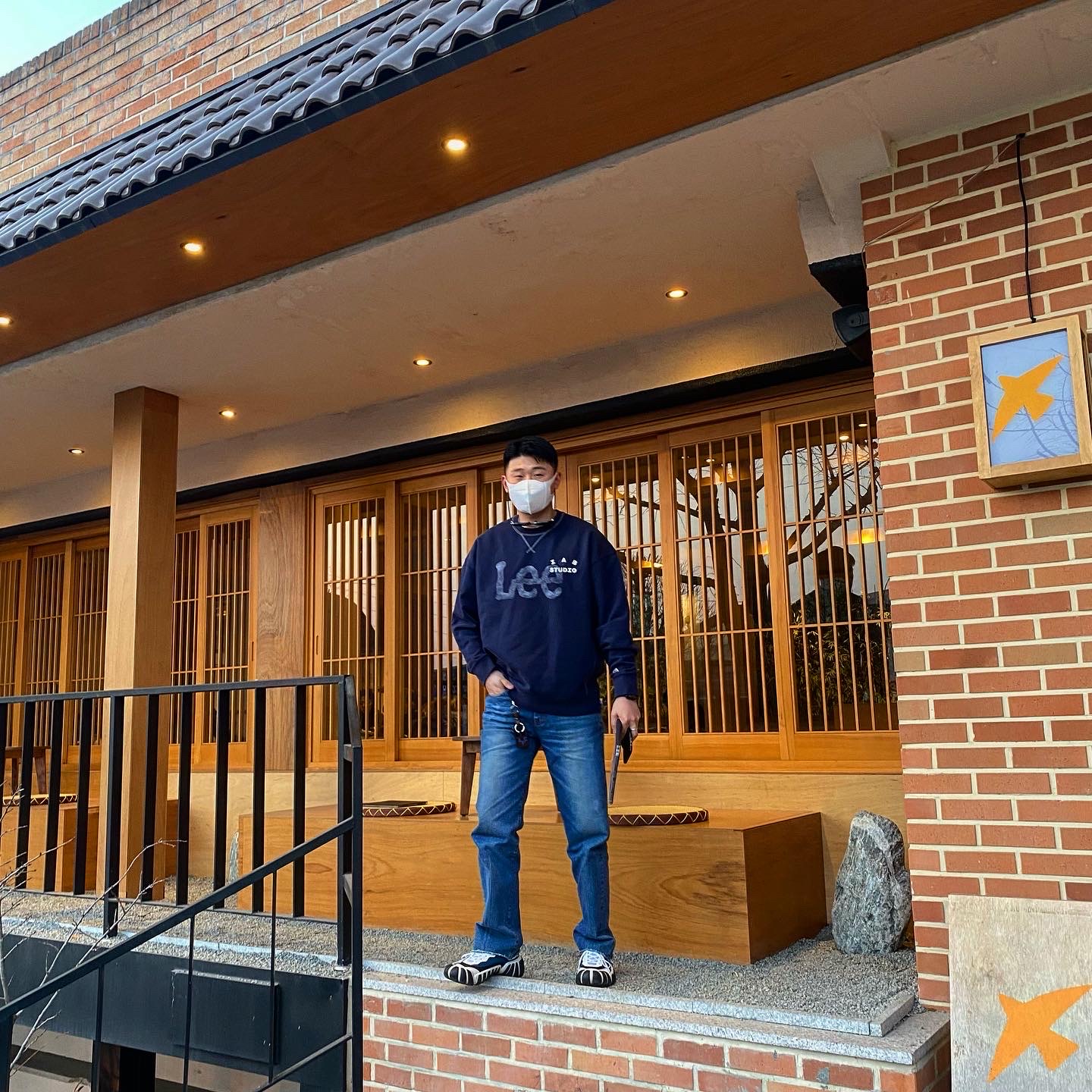 IAB Studio x Lee Pigment Sweatshirt Indigo Navy 착용 스타일 - 2