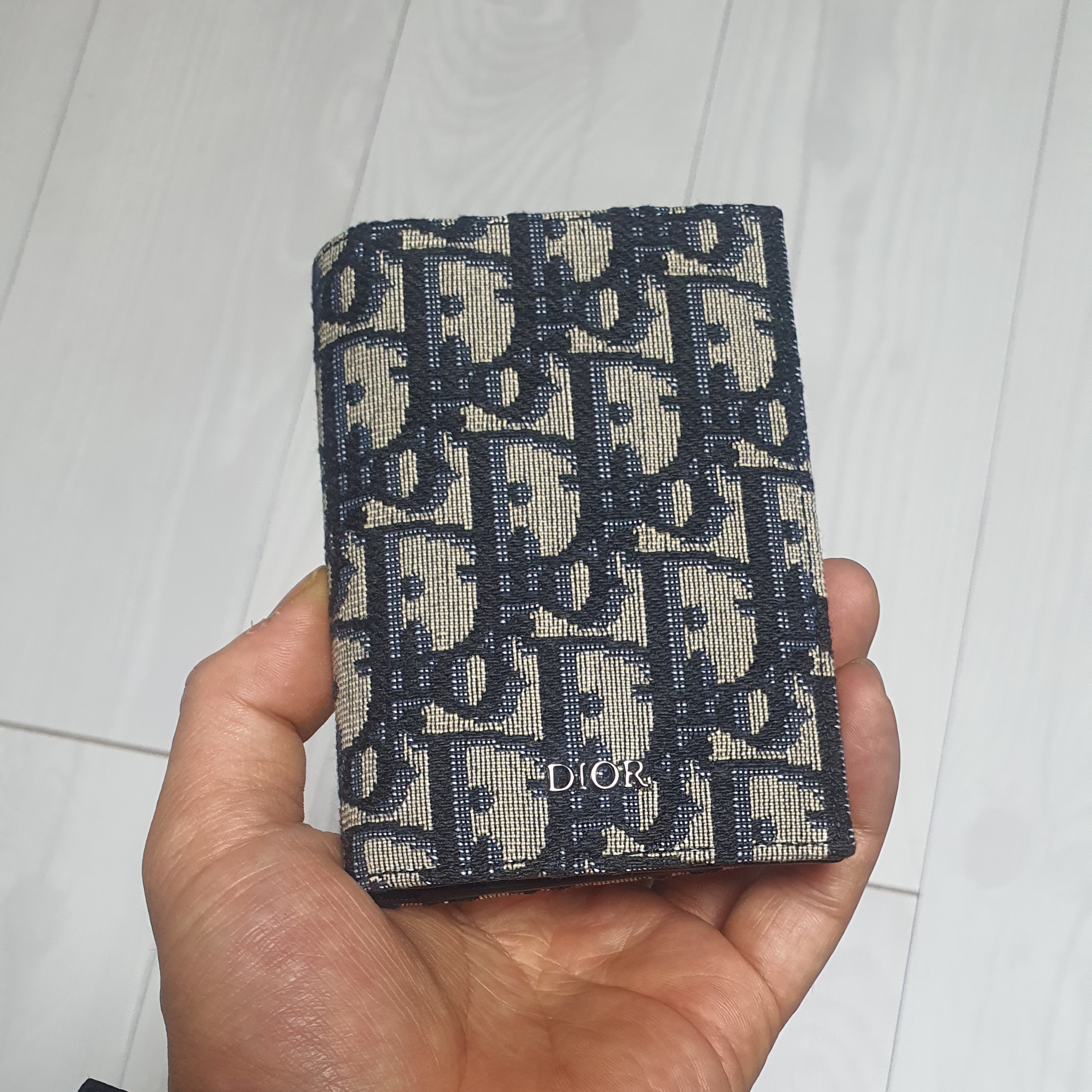 Dior Bi-Fold Card Holder Beige & Black Dior Oblique Jacquard 착용 스타일