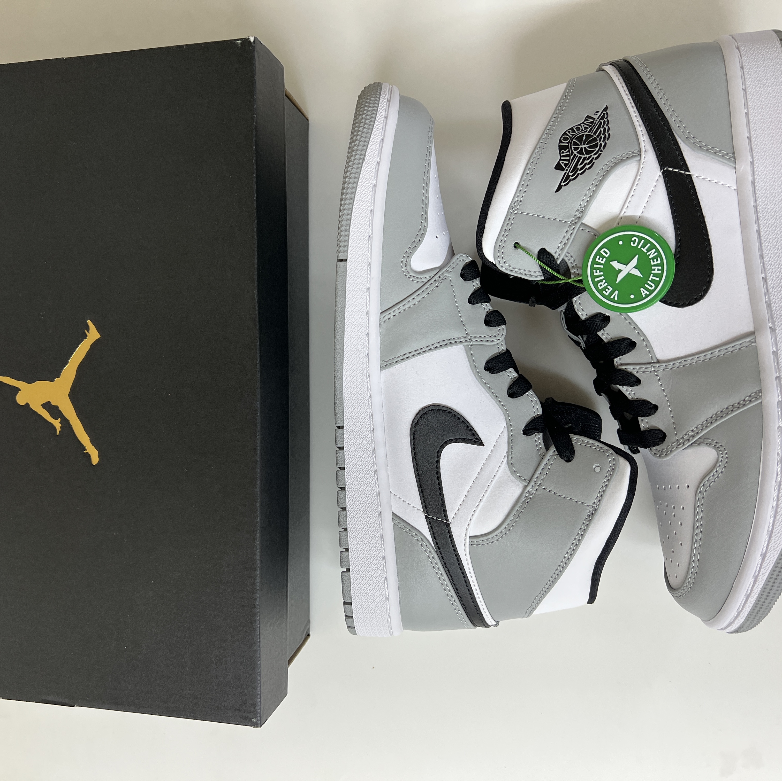Jordan 1 Mid Light Smoke Grey 착용 스타일 - 1
