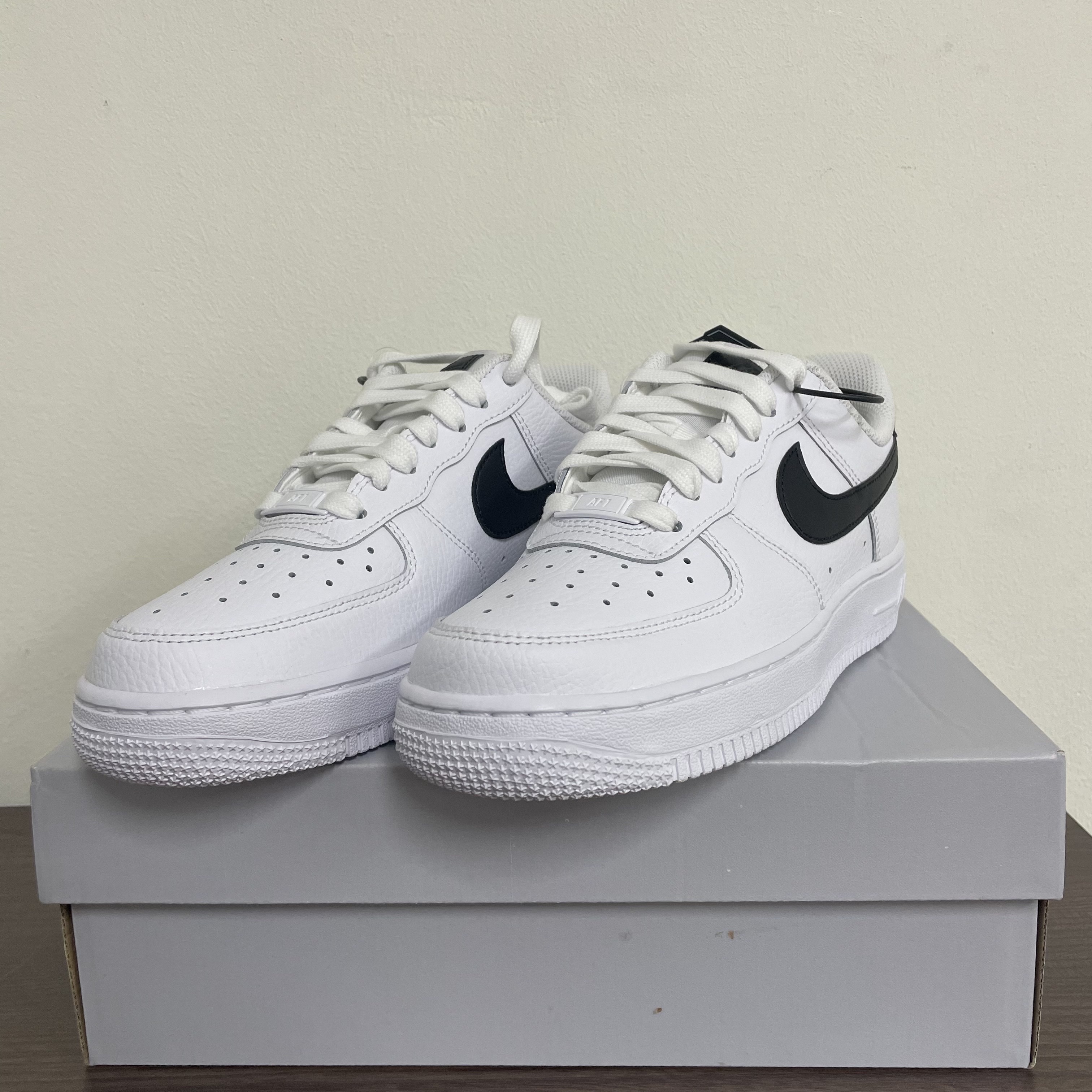 (W) Nike Air Force 1 '07 Low White Black 착용 스타일 - 2