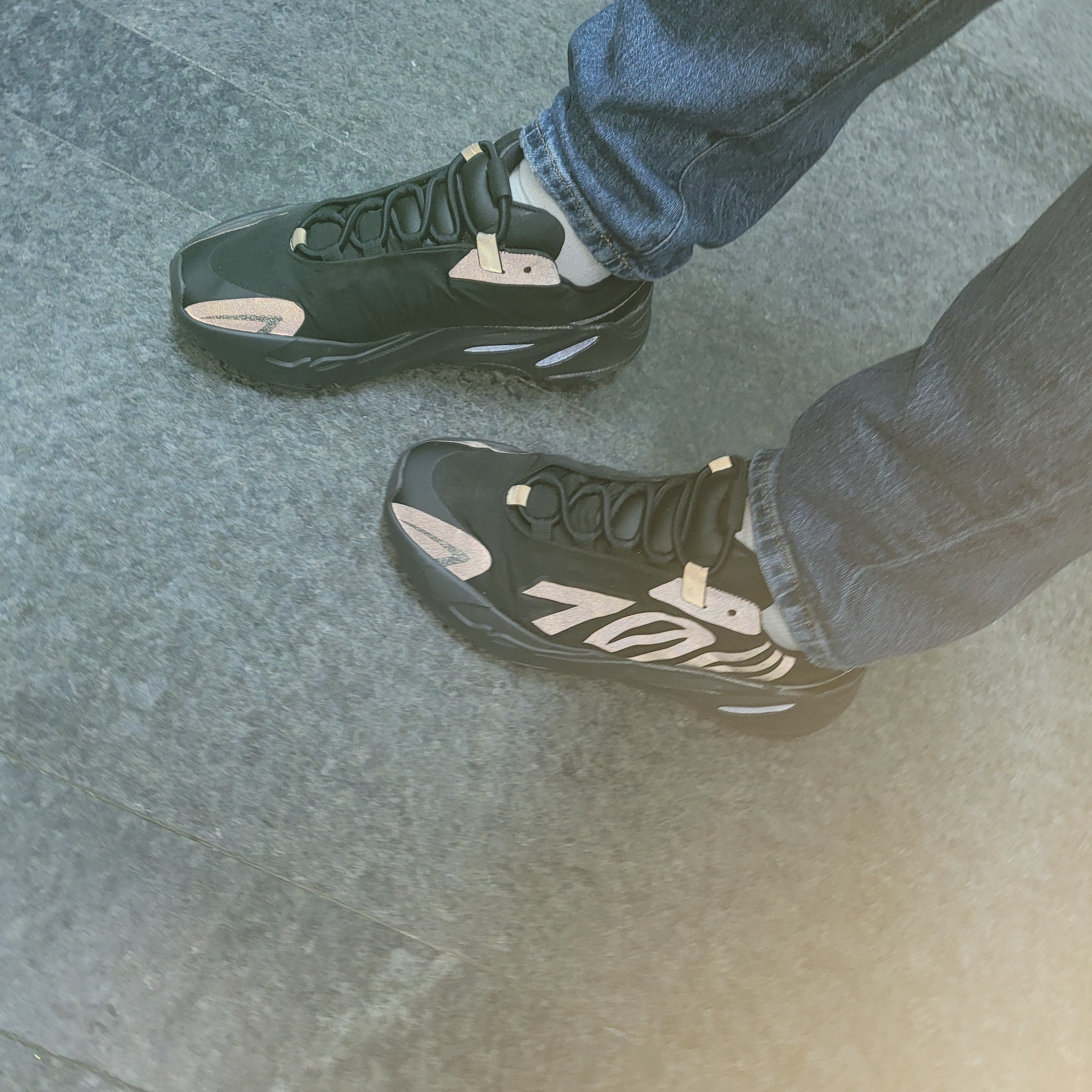 Adidas Yeezy Boost 700 MNVN Triple Black 착용 스타일 - 2