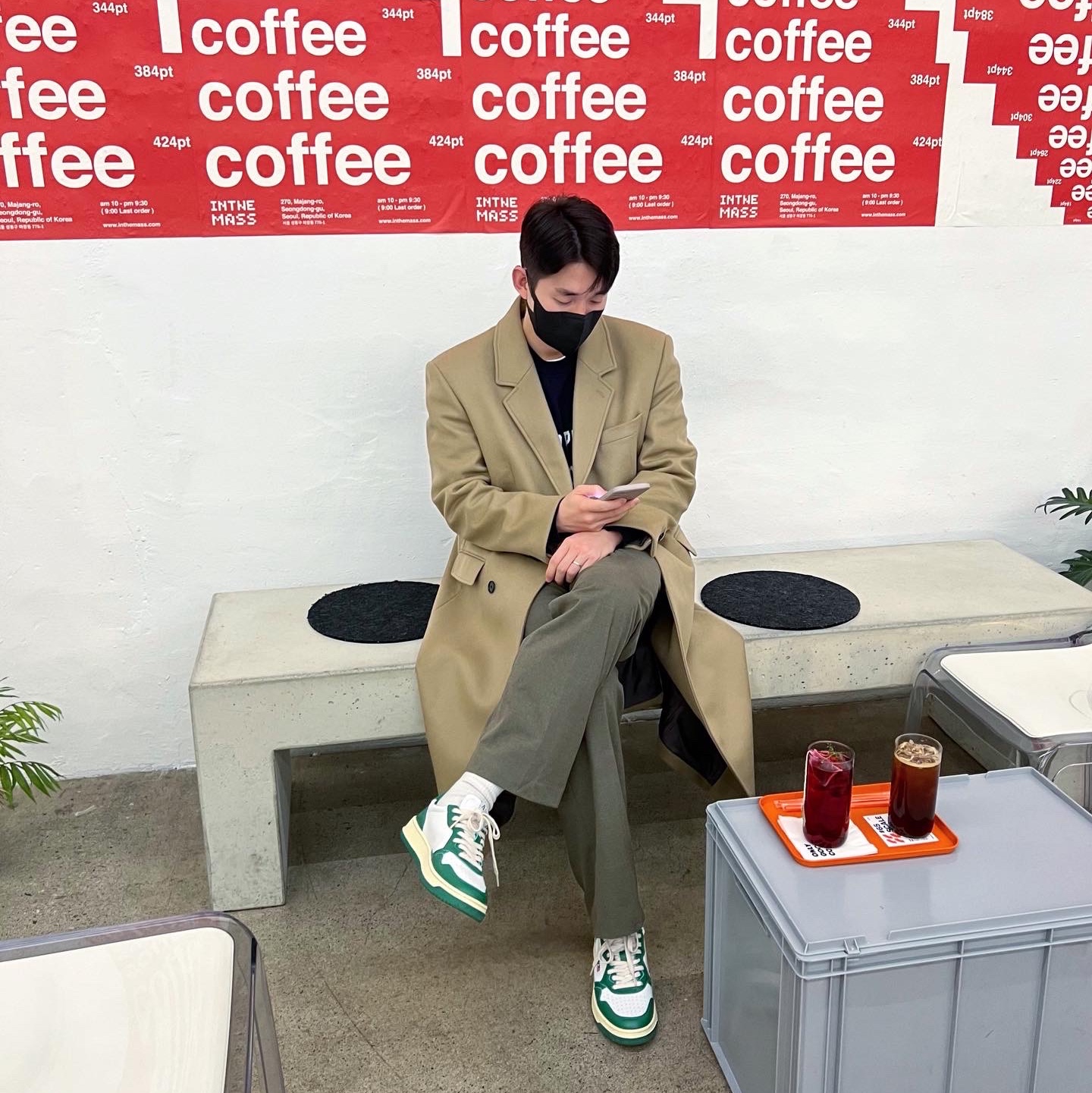 Autry Medalist Low Leather Sneakers Green White 착용 스타일 - 2