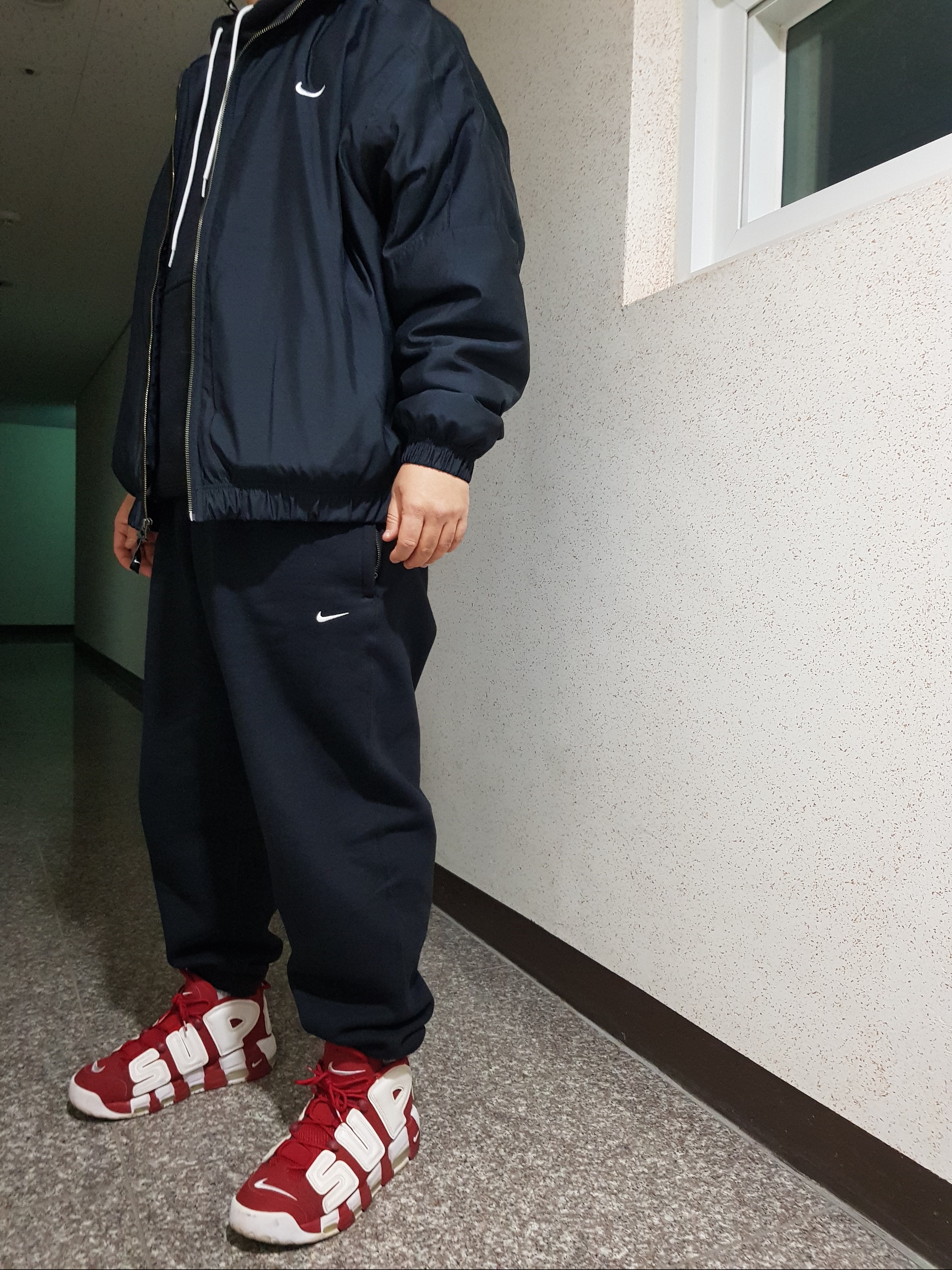 Nike NRG Solo Swoosh Satin Bomber Jacket Black Doll - Asia, Nike NRG Solo Swoosh Fleece Pants Black White - Asia 착용 스타일 - 2