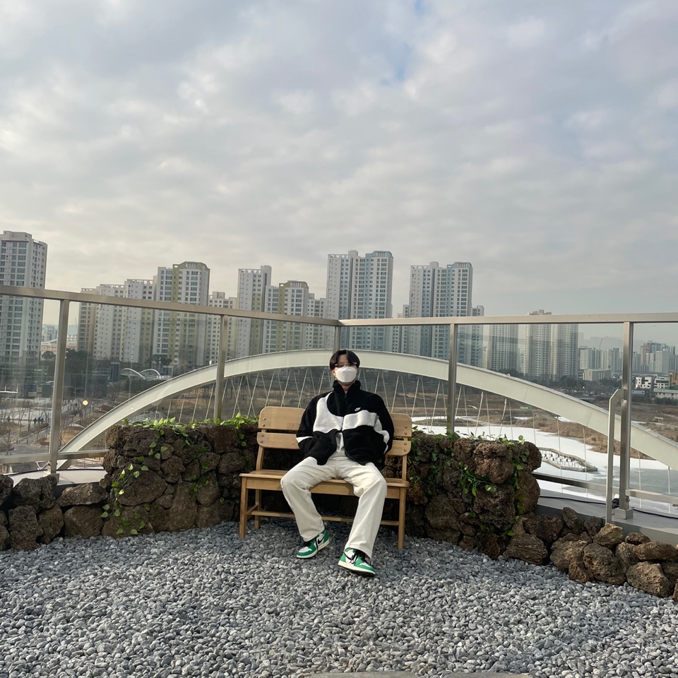 (W) Jordan 1 Retro High OG Lucky Green, Nike Big Swoosh Full Zip Jacket Black Sail 착용 스타일