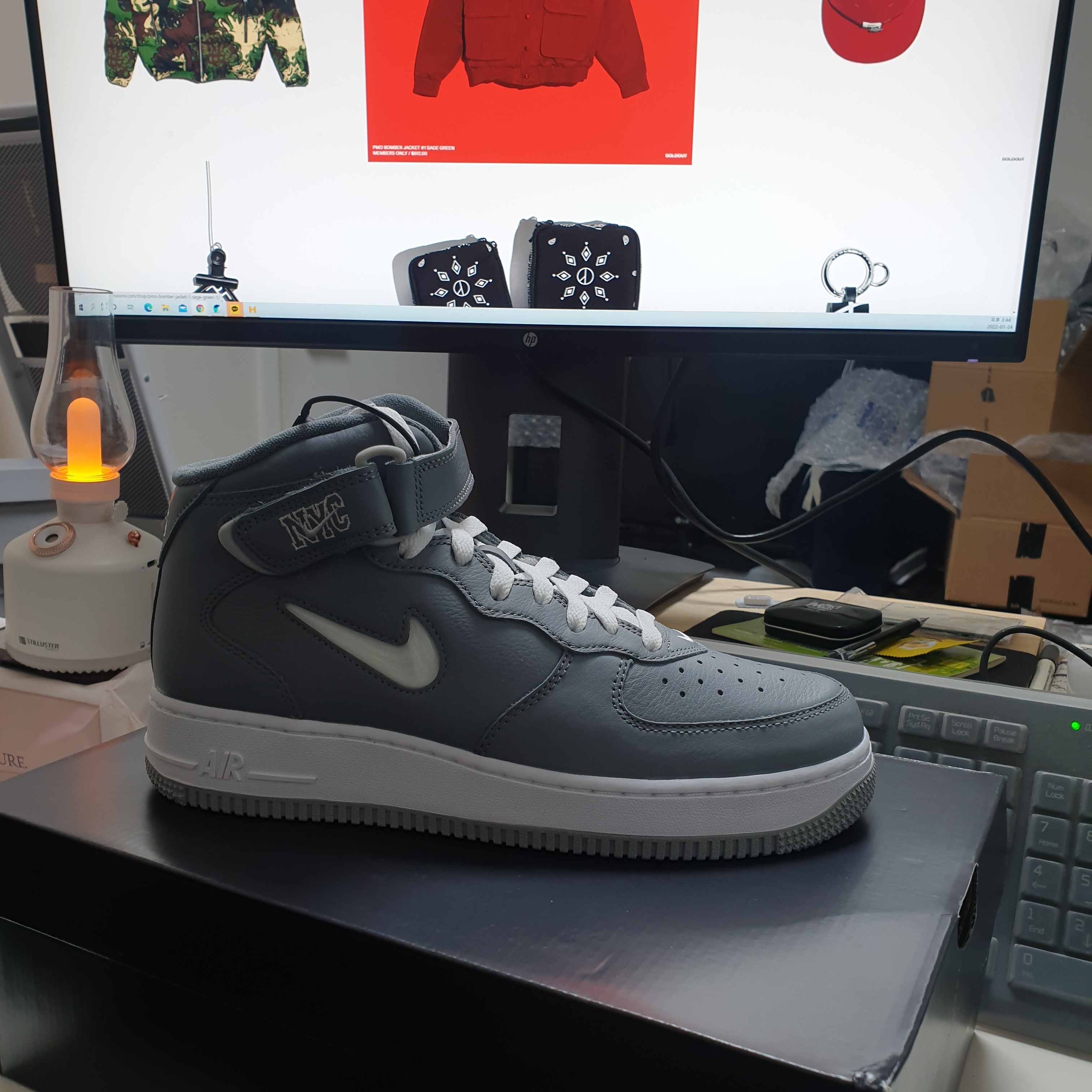 Nike Air Force 1 Mid QS NYC Cool Grey 착용 스타일 - 2