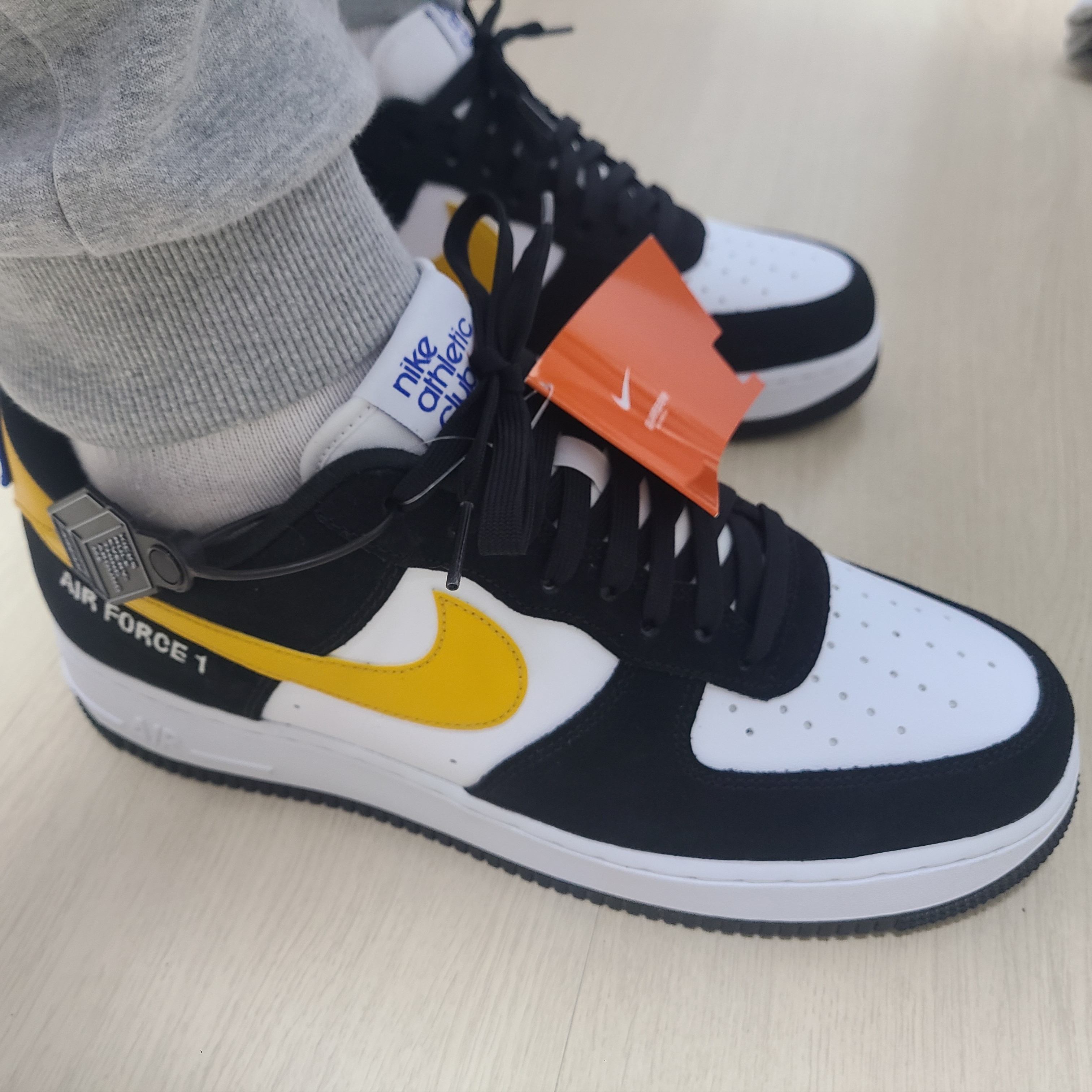 Nike Air Force 1 '07 LV8 Athletic Club Black Dark Sulfur 착용 스타일