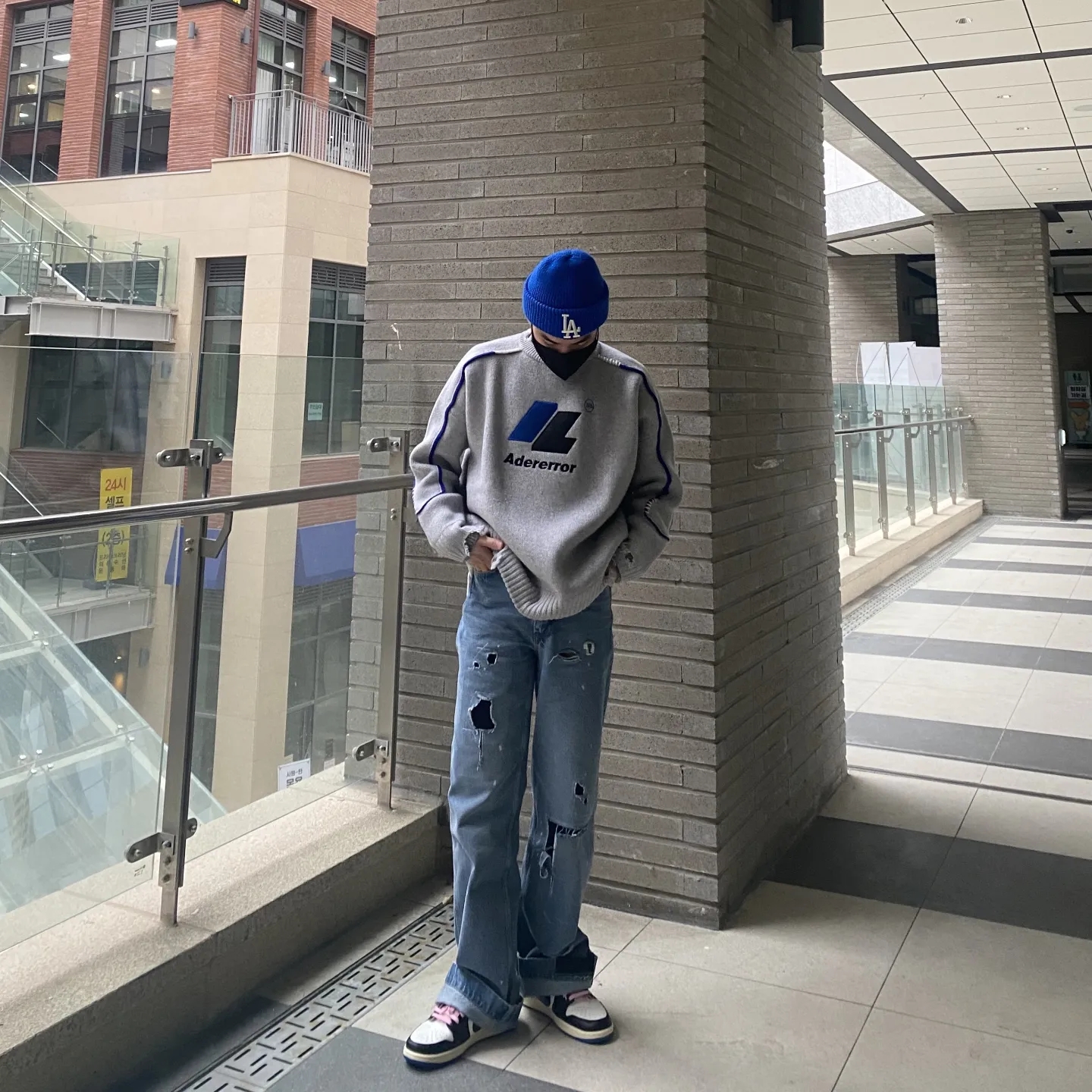 Jordan 1 x Travis Scott x Fragment Retro Low OG SP Military Blue, Zara x Ader Error Oversize Sweater Grey 착용 스타일 - 2