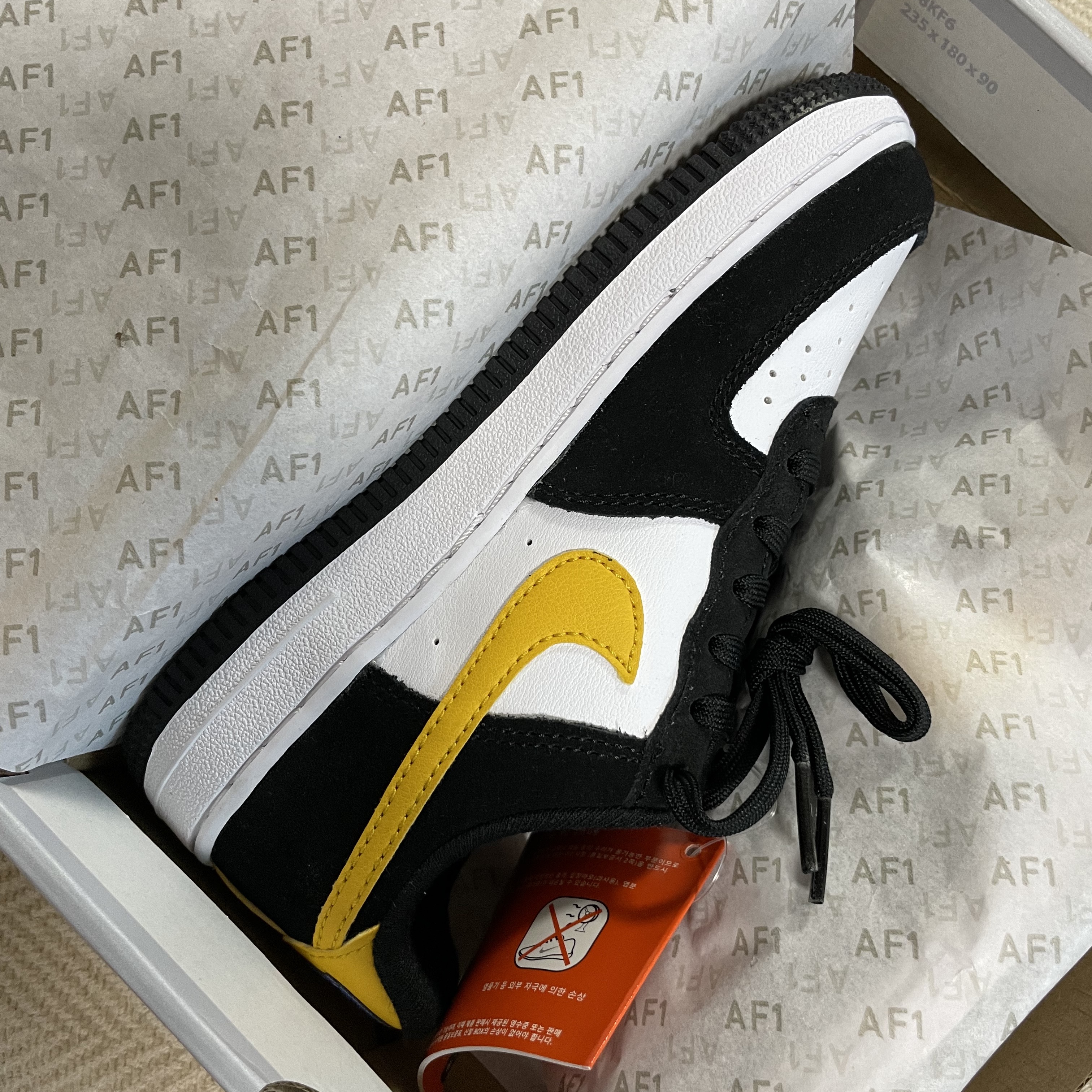 (PS) Nike Air Force 1 LV8 Athletic Club Black Dark Sulfur 착용 스타일