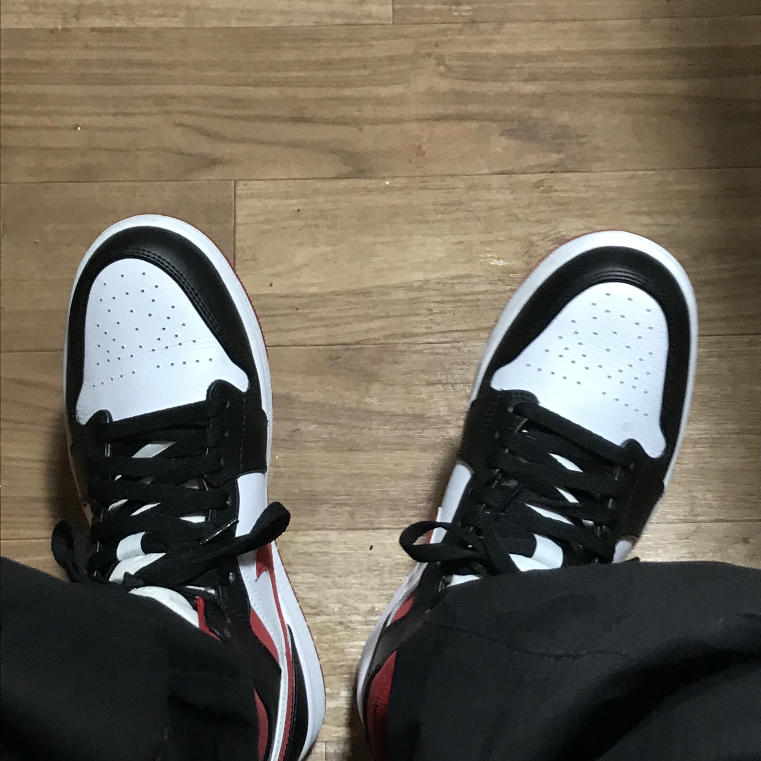 Jordan 1 Mid Gym Red Black White 착용 스타일 - 1