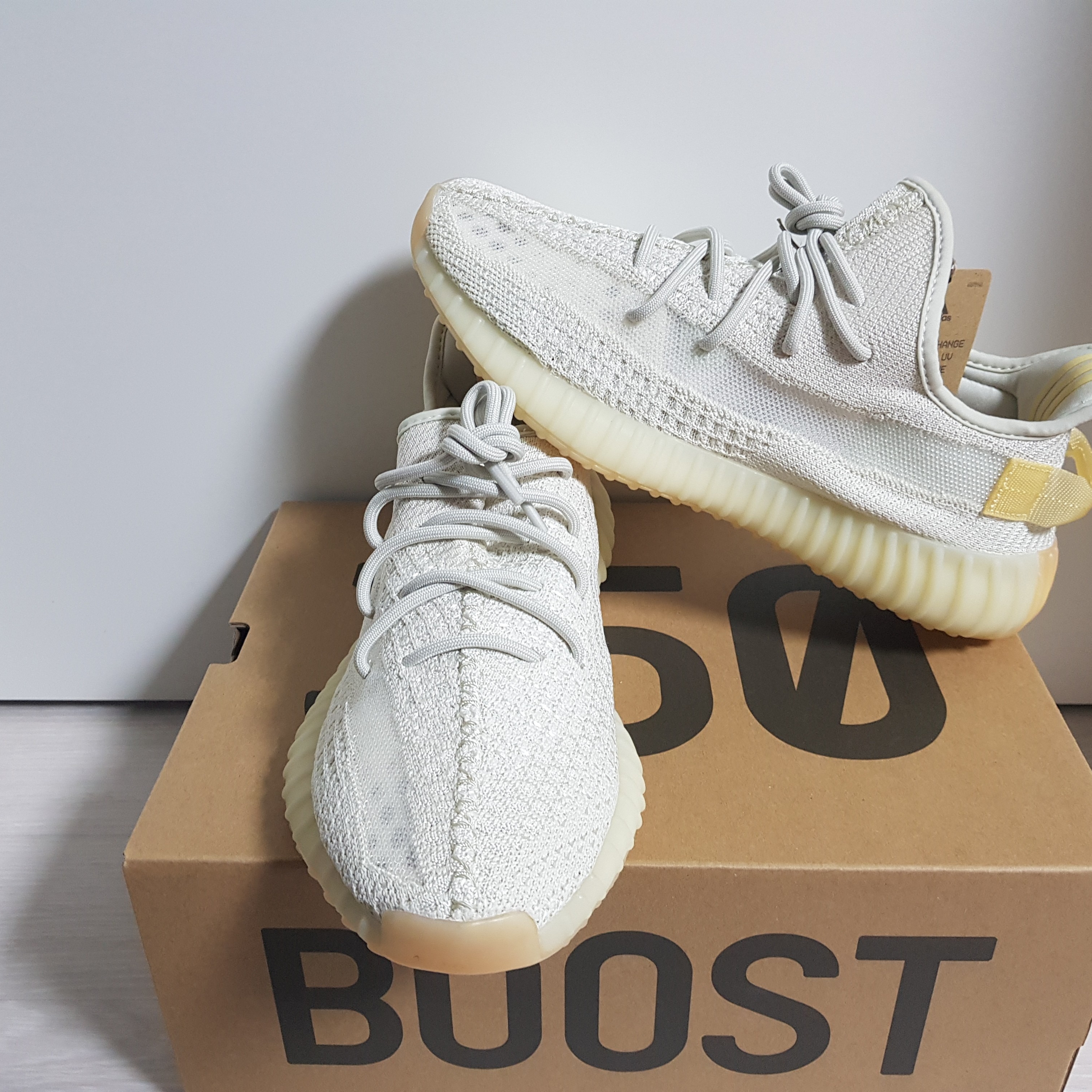 Adidas Yeezy Boost 350 V2 Light 착용 스타일 - 2