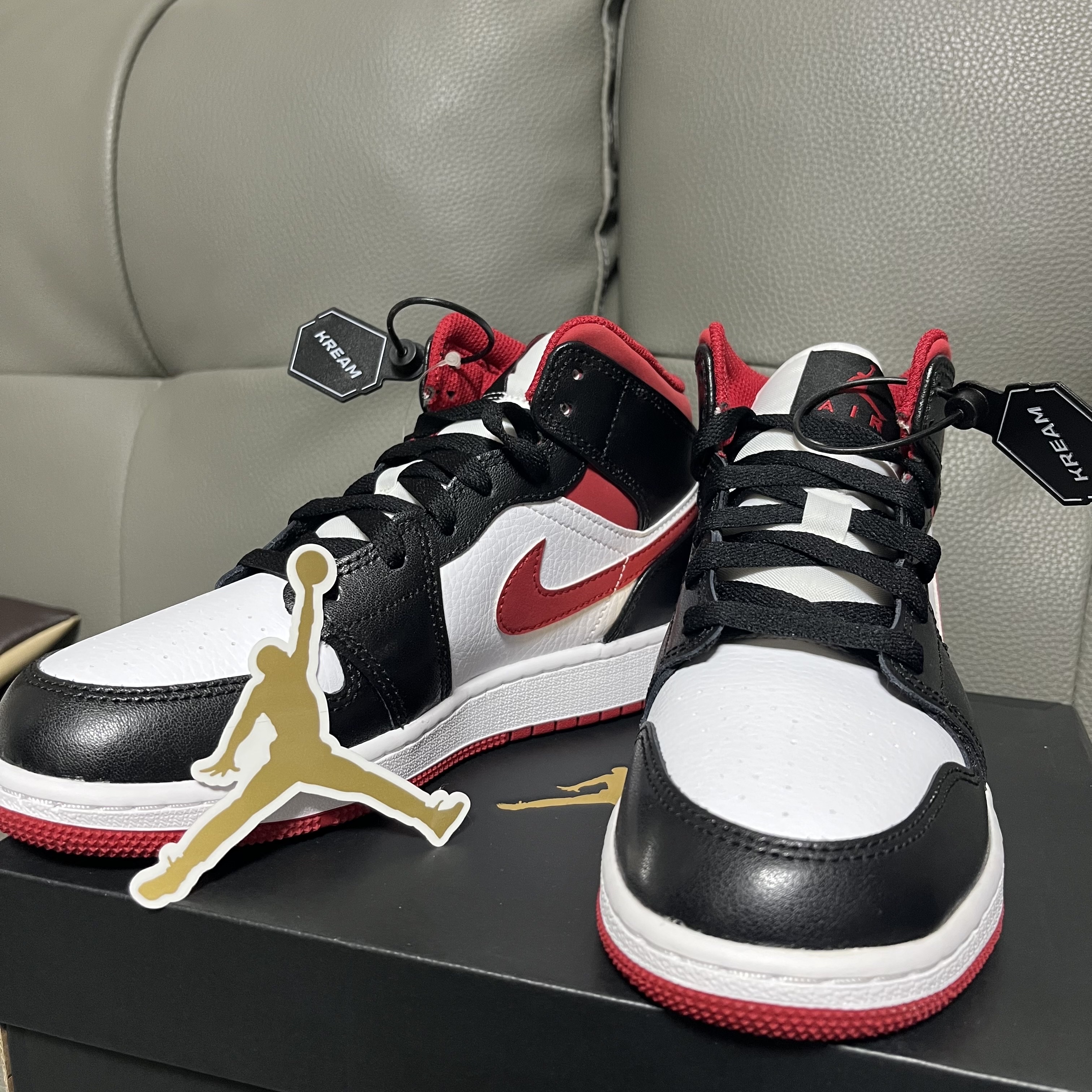 (GS) Jordan 1 Mid Gym Red Black White 착용 스타일 - 2