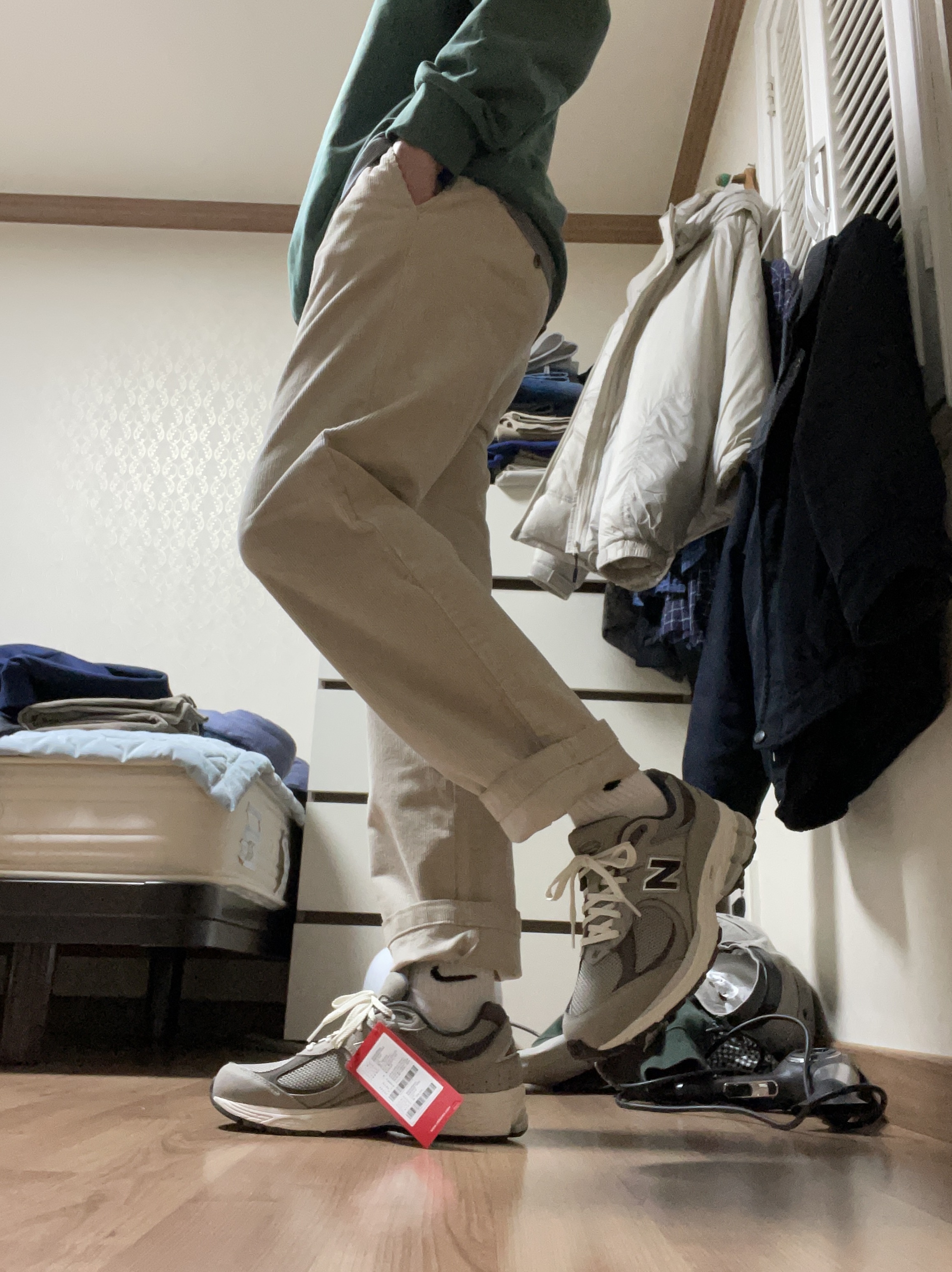 New Balance 2002 Warm Alpaca 착용 스타일 - 3