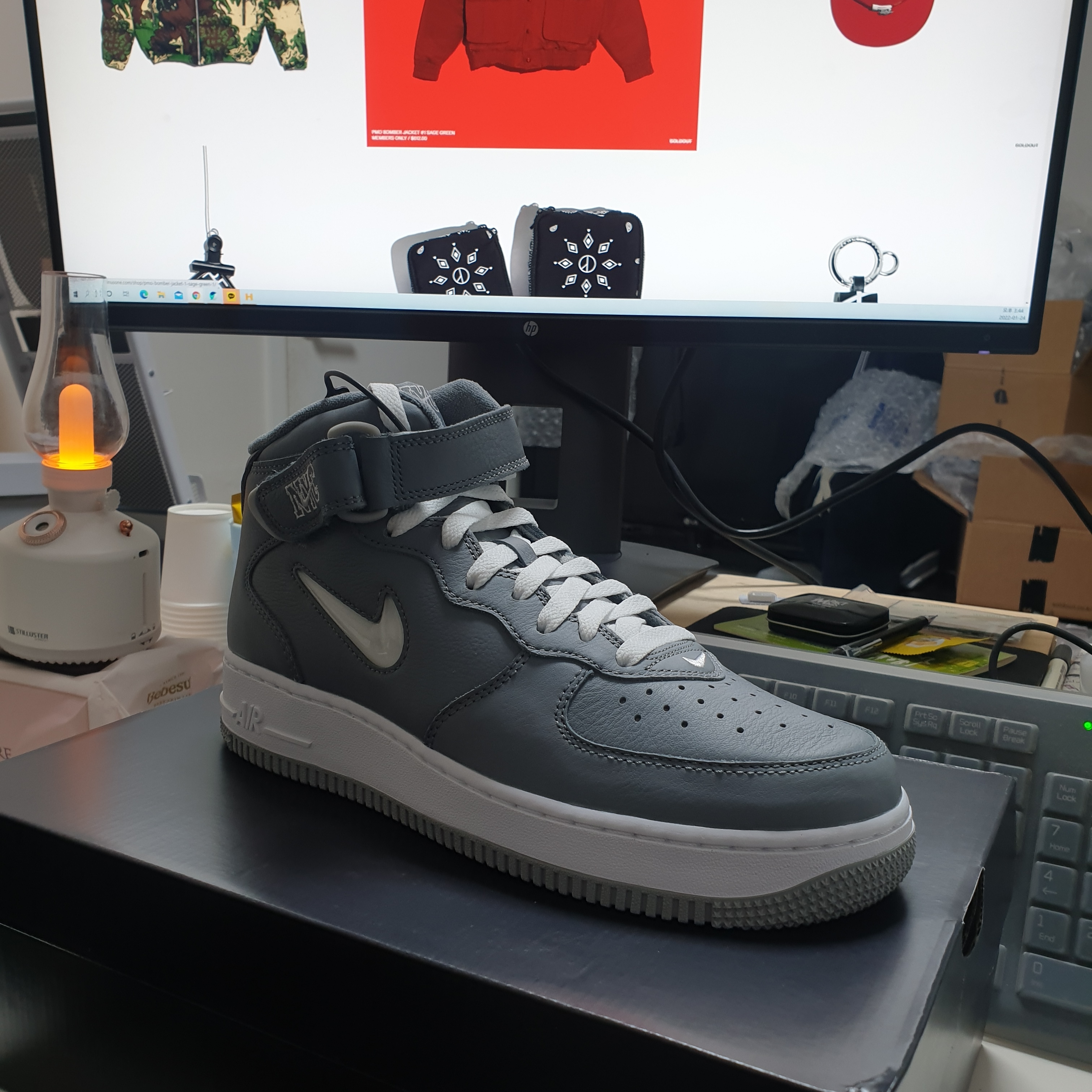Nike Air Force 1 Mid QS NYC Cool Grey 착용 스타일 - 1
