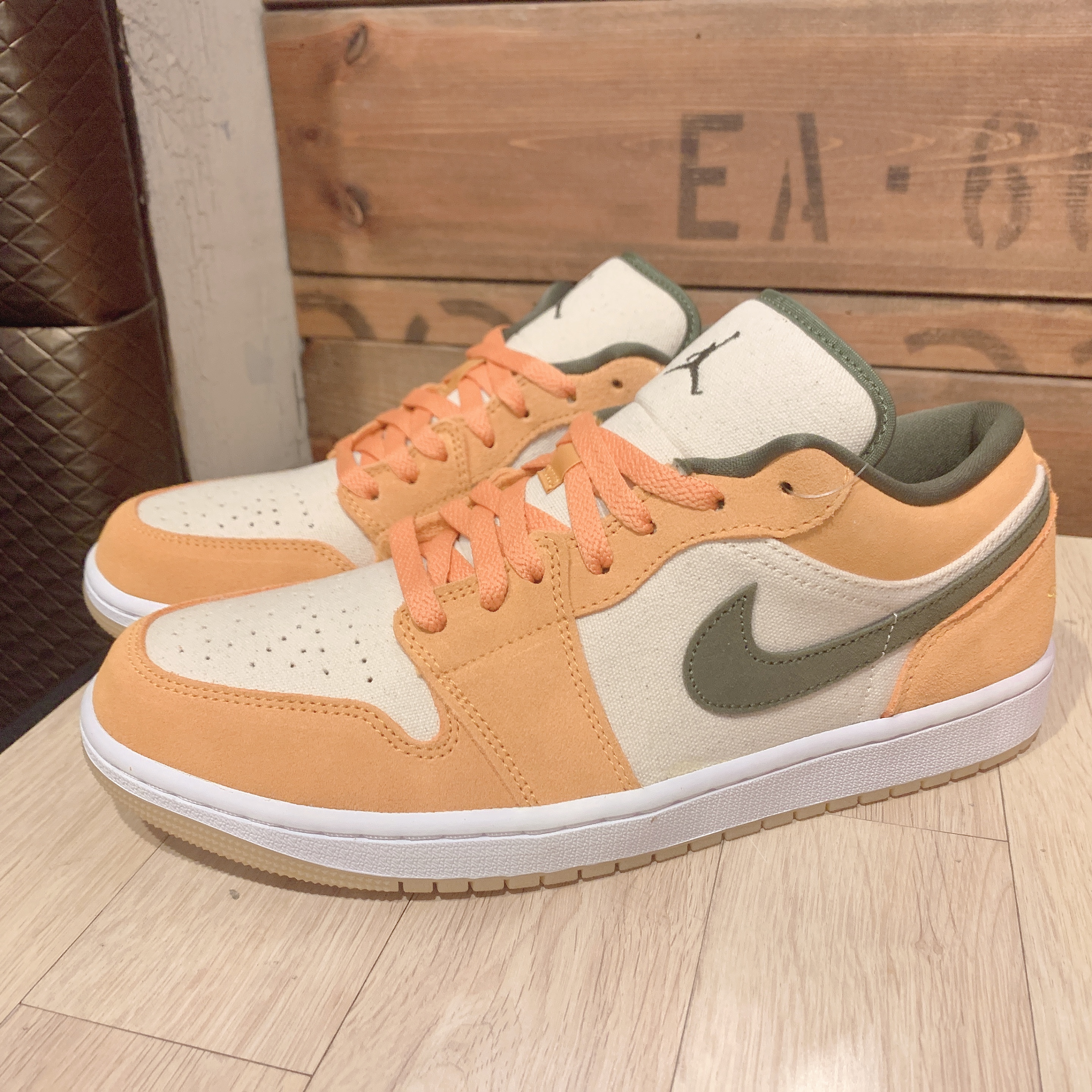 Jordan 1 Low SE Light Curry 착용 스타일 - 1