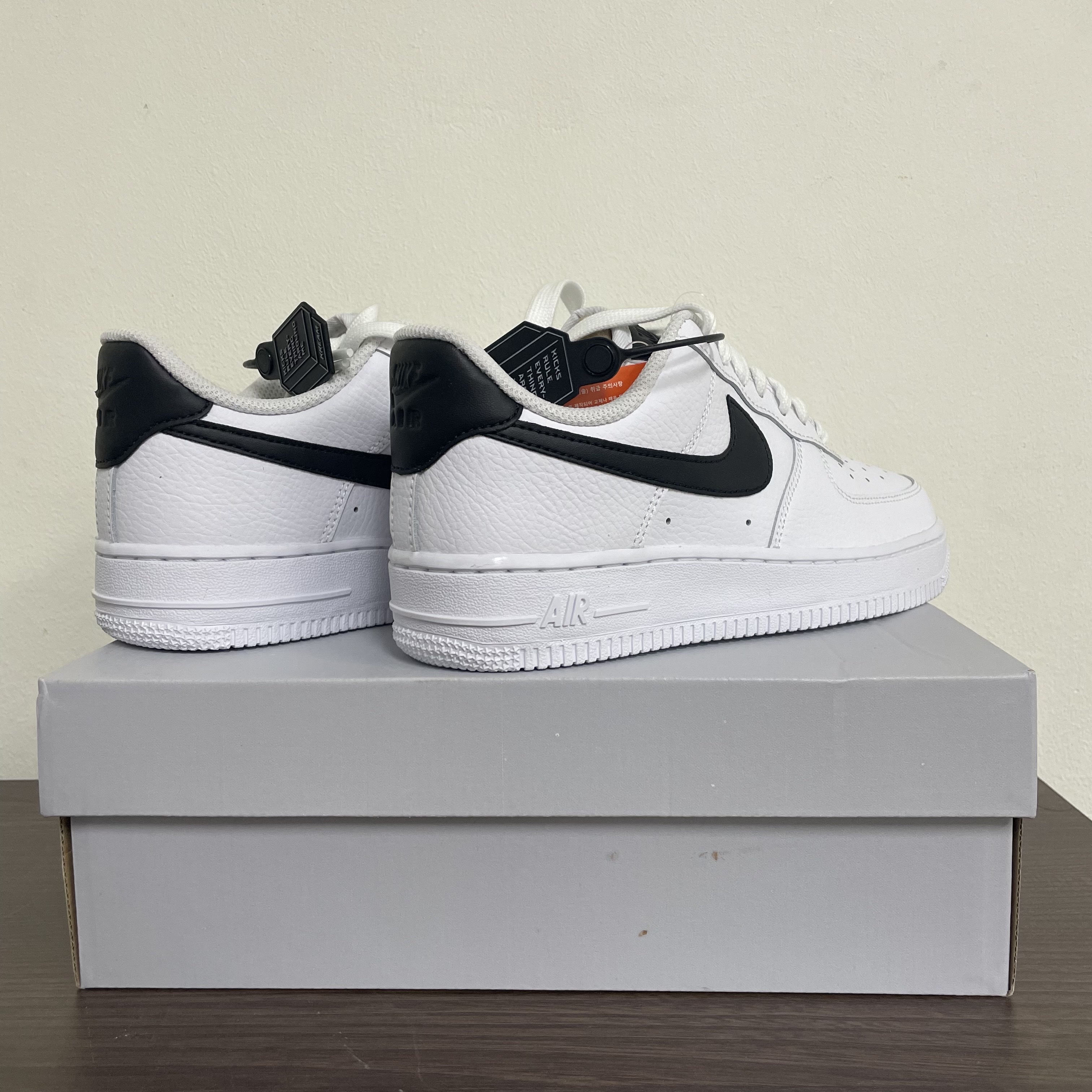 (W) Nike Air Force 1 '07 Low White Black 착용 스타일 - 1