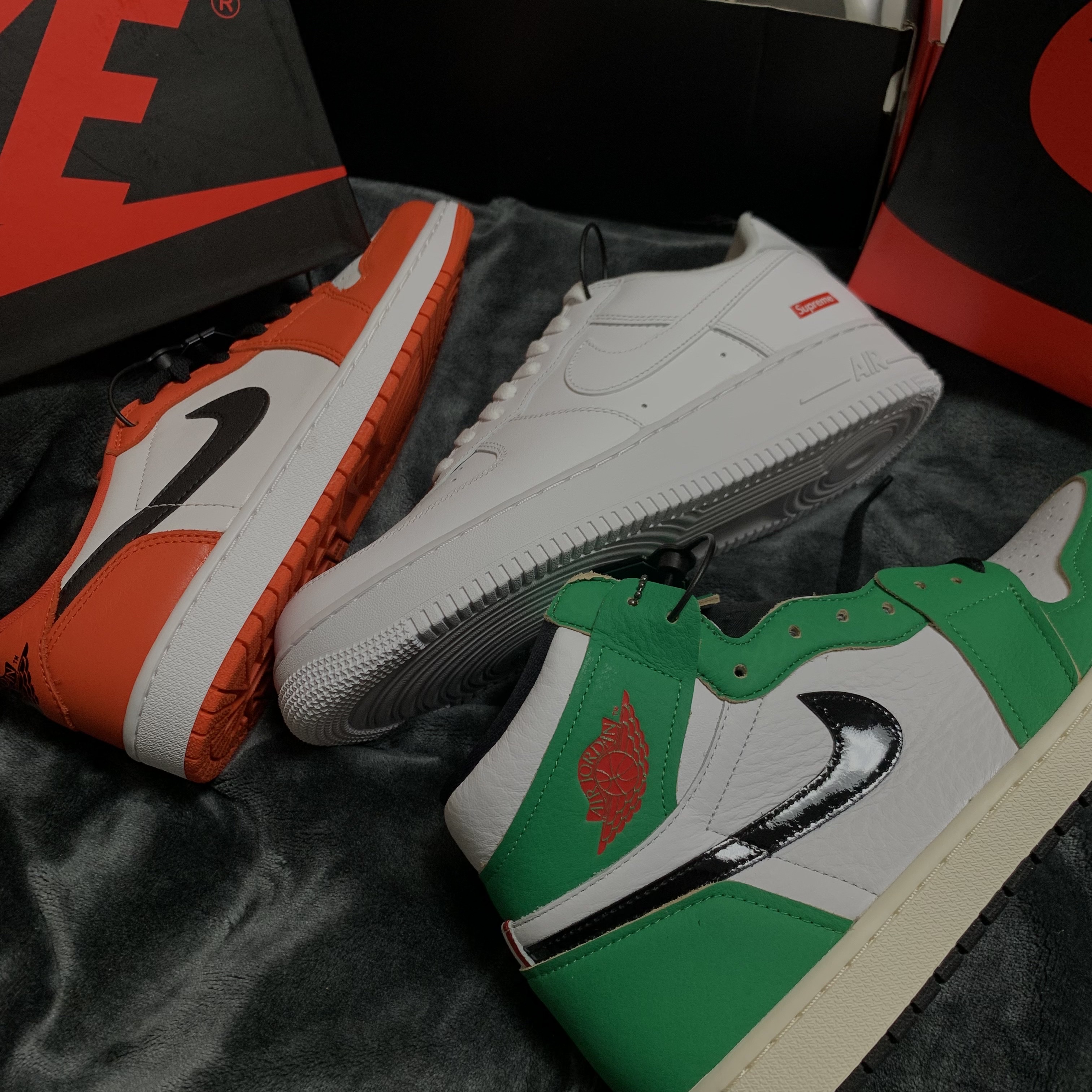 (W) Jordan 1 Retro High OG Lucky Green, Nike x Supreme Air Force 1 Low White 착용 스타일