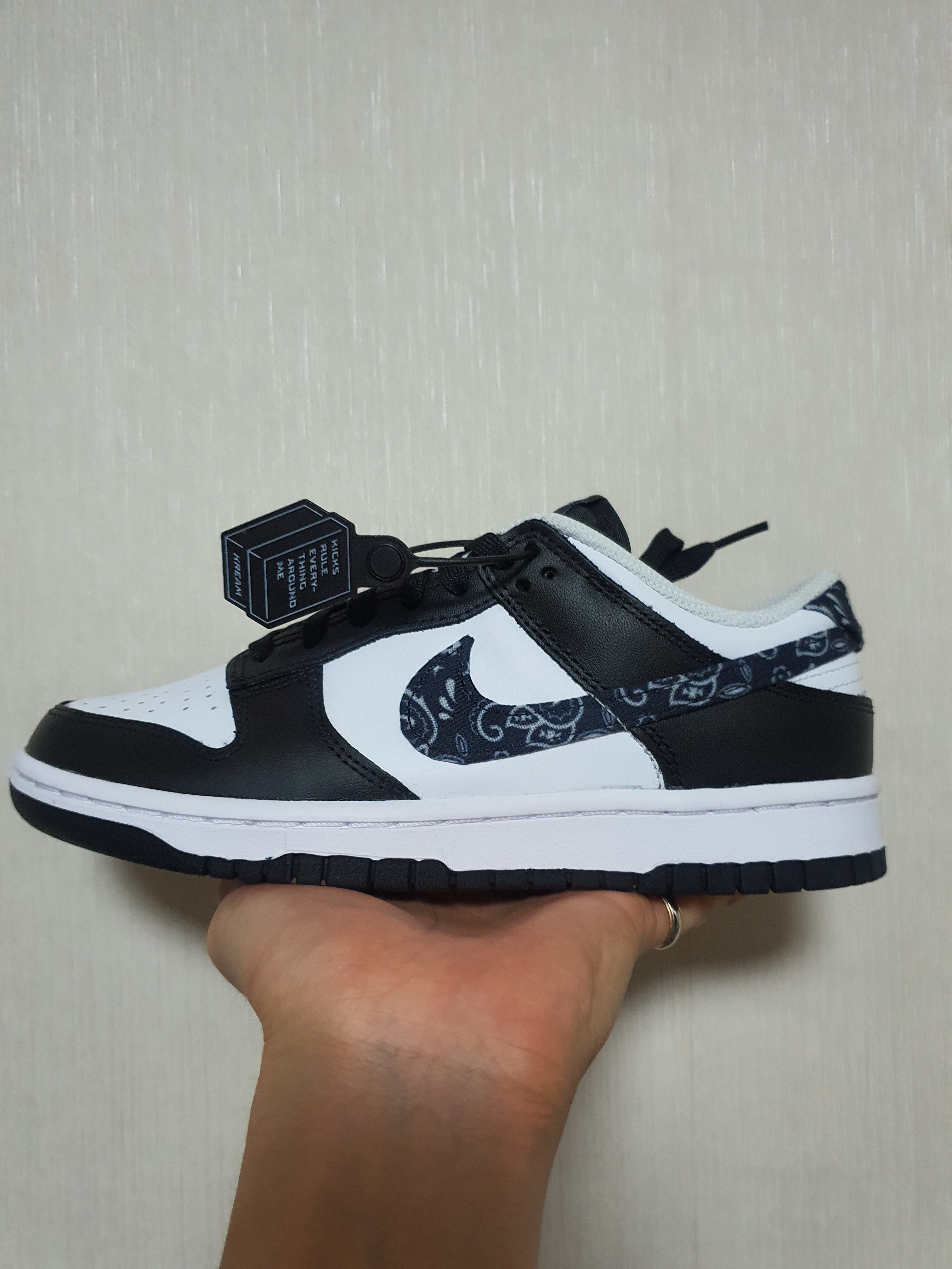 (W) Nike Dunk Low Essential Black Paisley 착용 스타일