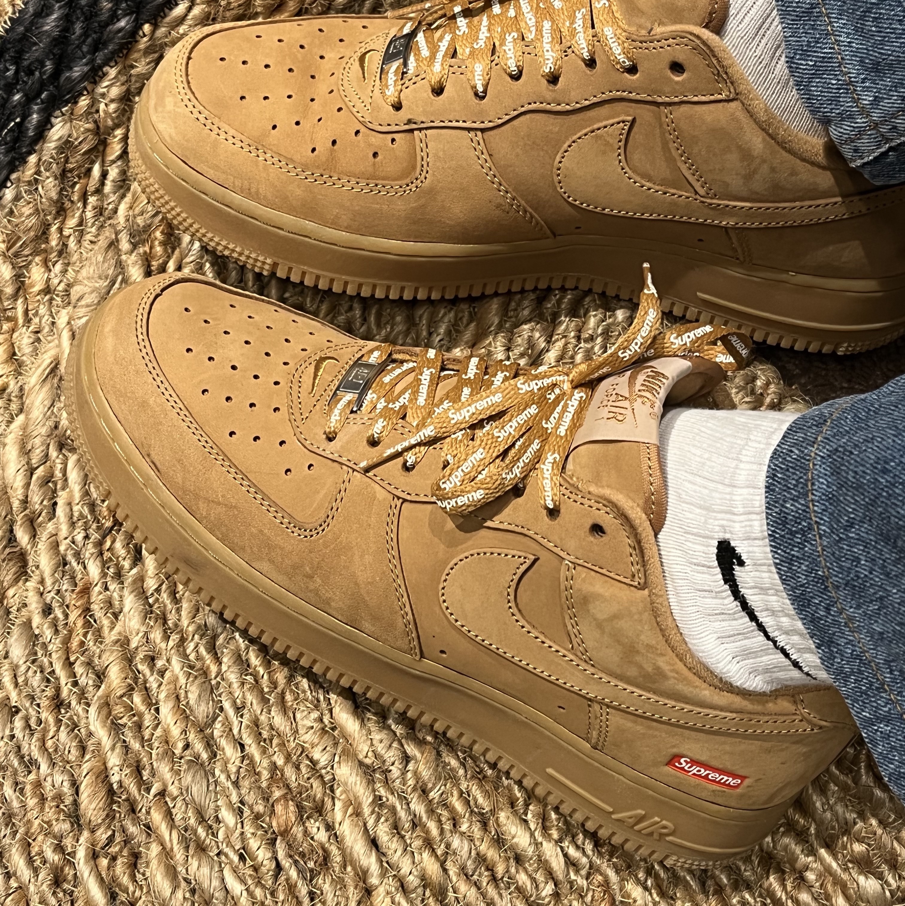 Nike x Supreme Air Force 1 Low Flax 착용 스타일